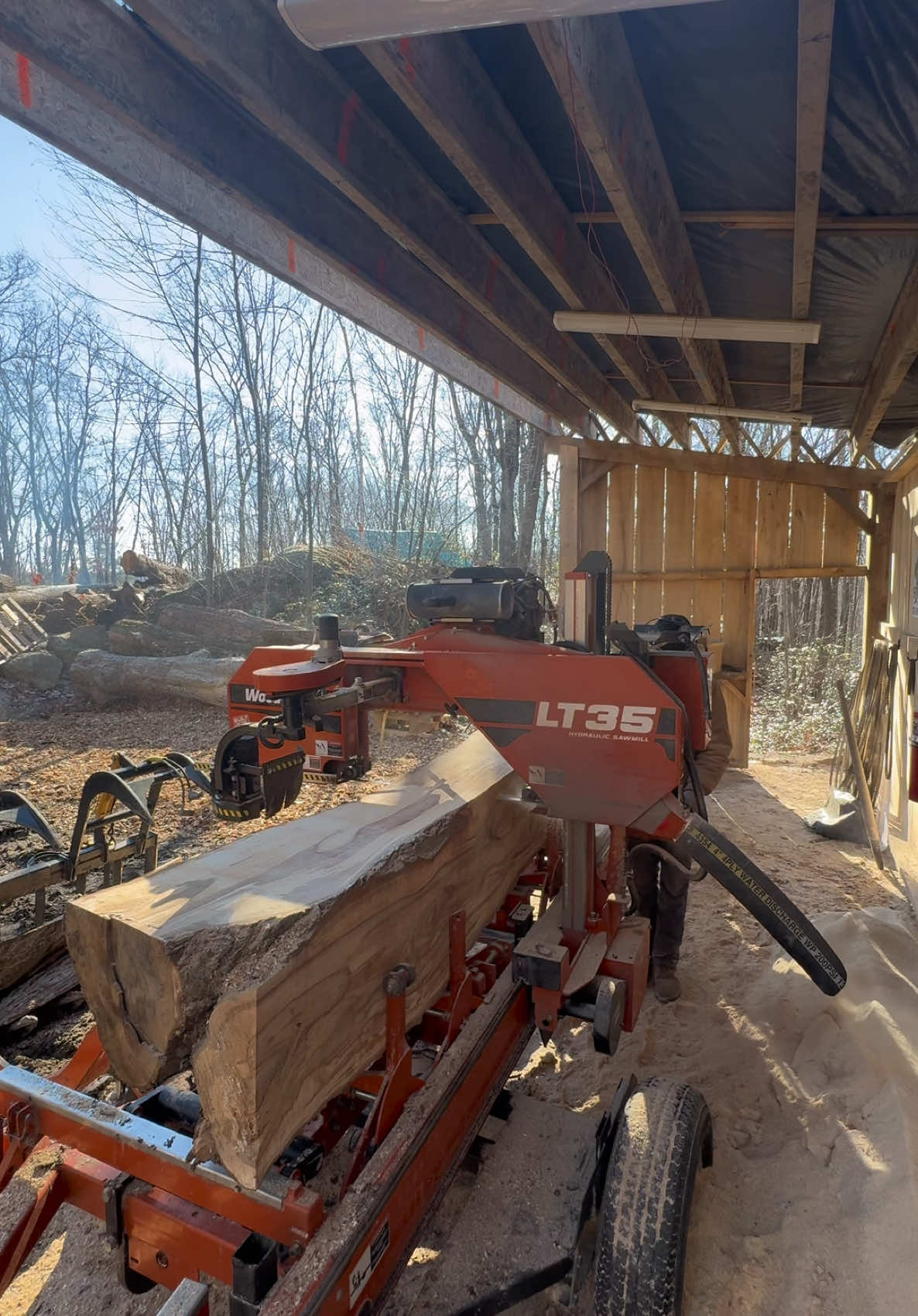 Beautiful bookmatched maple slabs getting milled down🤘🏻🤘🏻 who needs a table top? #sawmill #sawmilllife #sawmillbusiness #heavymachinery #logs #logging #woodworking #sawmills #woodmilling #hardworkpaysoff #hardwork #machineoperator #bluecollar #woodmizersawmills #moneydoesntgrowontrees #foryoupage 