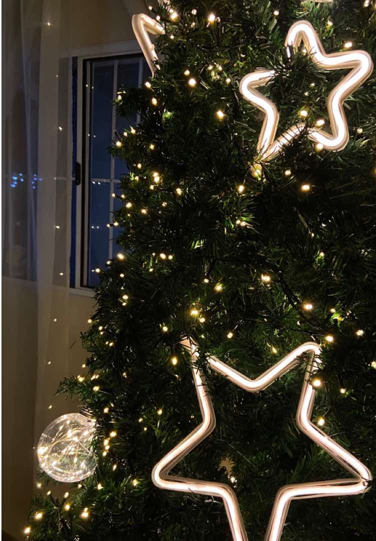 essas estrelas deram o toque que faltava na minha árvore de luzes 🫶 link de tudo que eu usei na minha decoração: https://collshp.com/comprinhassdenatal link clicável no meu perfil 💖 #natal #natal2024 #decoracao #decoracaonatalina #viralvideos #strobo
