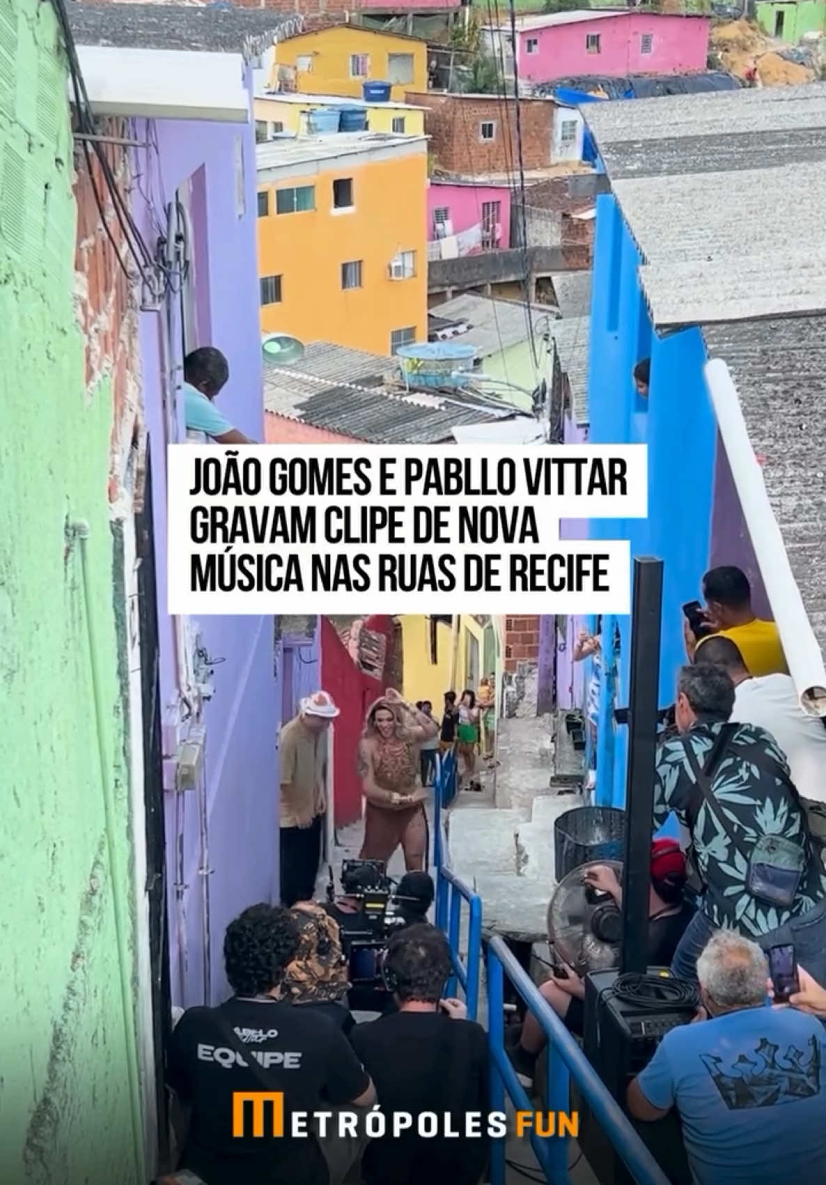 #JoãoGomes e #PablloVittar se reuniram para gravar o clipe de Vira Lata. A locação escolhida foi a comunidade do Ibura, em #Recife. A parceria entre João Gomes e Pabllo Vittar une o forró e o pop em um projeto que promete emocionar e fazer dançar. O clipe será lançado em breve. #EntretêNews 