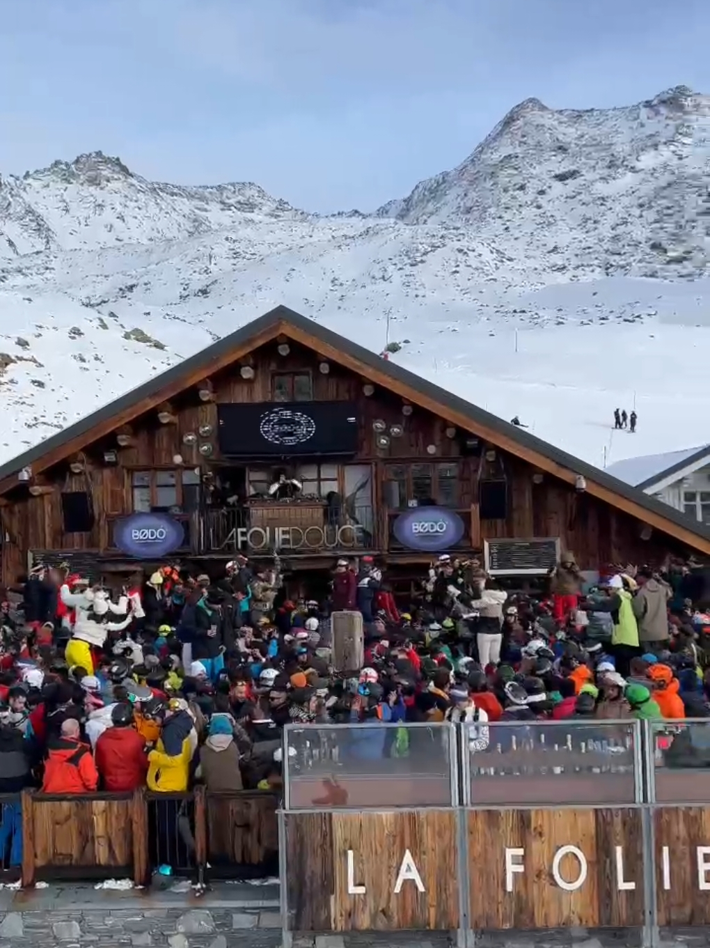 show en la folie🎉 . . . #valthorens #lafoule  #lafouliedouce #ski #alps #carving #trip #party #apresski #SantJordi2024 #apres 