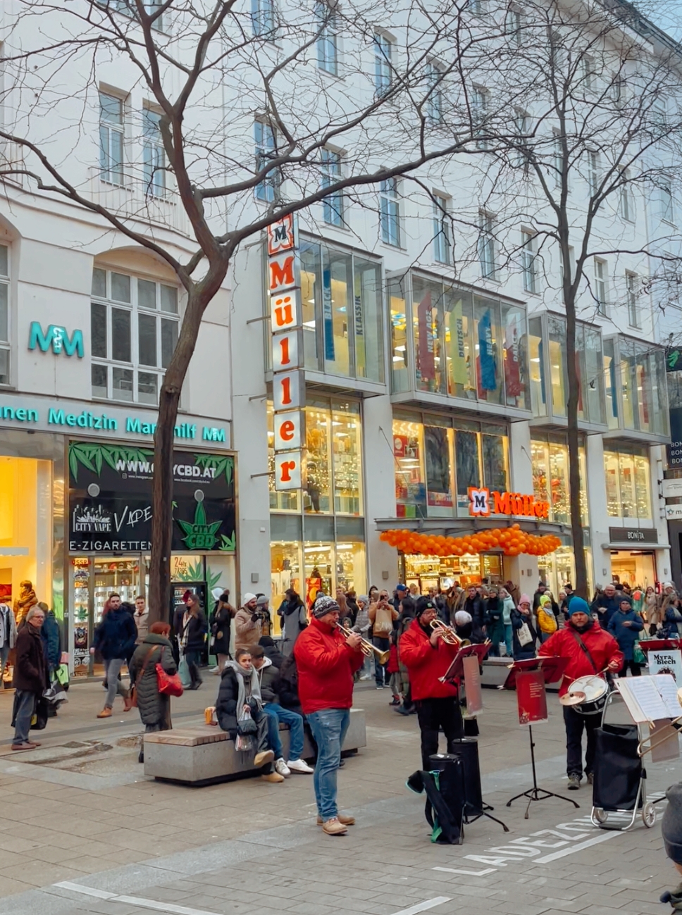 🎻🎺🎷🎸📯🎶🎵🪕🎼 Christmas in my City🇦🇹🇦🇹🇦🇹 #mariahilferstraße #music #instrumental  #vienna #Austria🇦🇹 #christmas🎄 #christmas2024 #christmastiktok #night #forupage #viralditiktok #fyppp #100k 