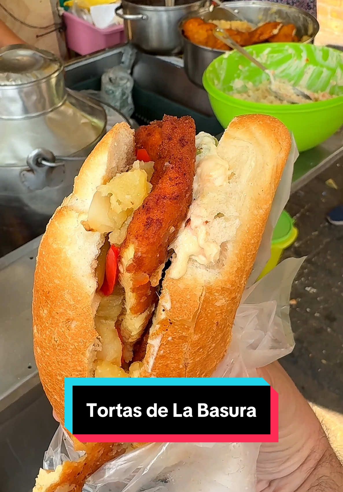 Las Tortas de la Basura de la Central de Abasto en #CDMX. Reciben su nombre por la cercanía al basurero de la zona de subastas, pero su relleno es lo opuesto a basura: ensalada de atún con mayonesa, milanesa de pollo recién frita, papas molidas y unas soberbias rajas. Una verdadera joya de la Ciudad en la que todo lo ponemos dentro de un bolillo.