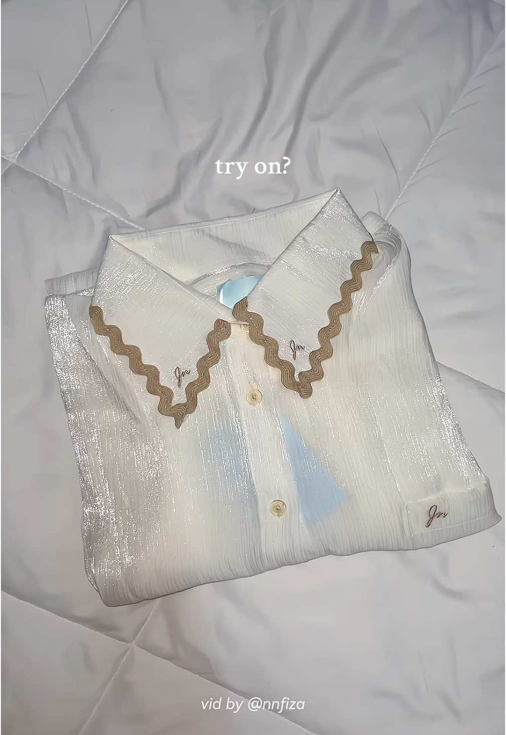 This blouse is so elegantly pretty 😭. Can’t wait to wear it!    #blouse #looseblouse #jannahnoe #blousecantik #baggyclothes #modestfashion #muslimahfashion #chiffonblouse 