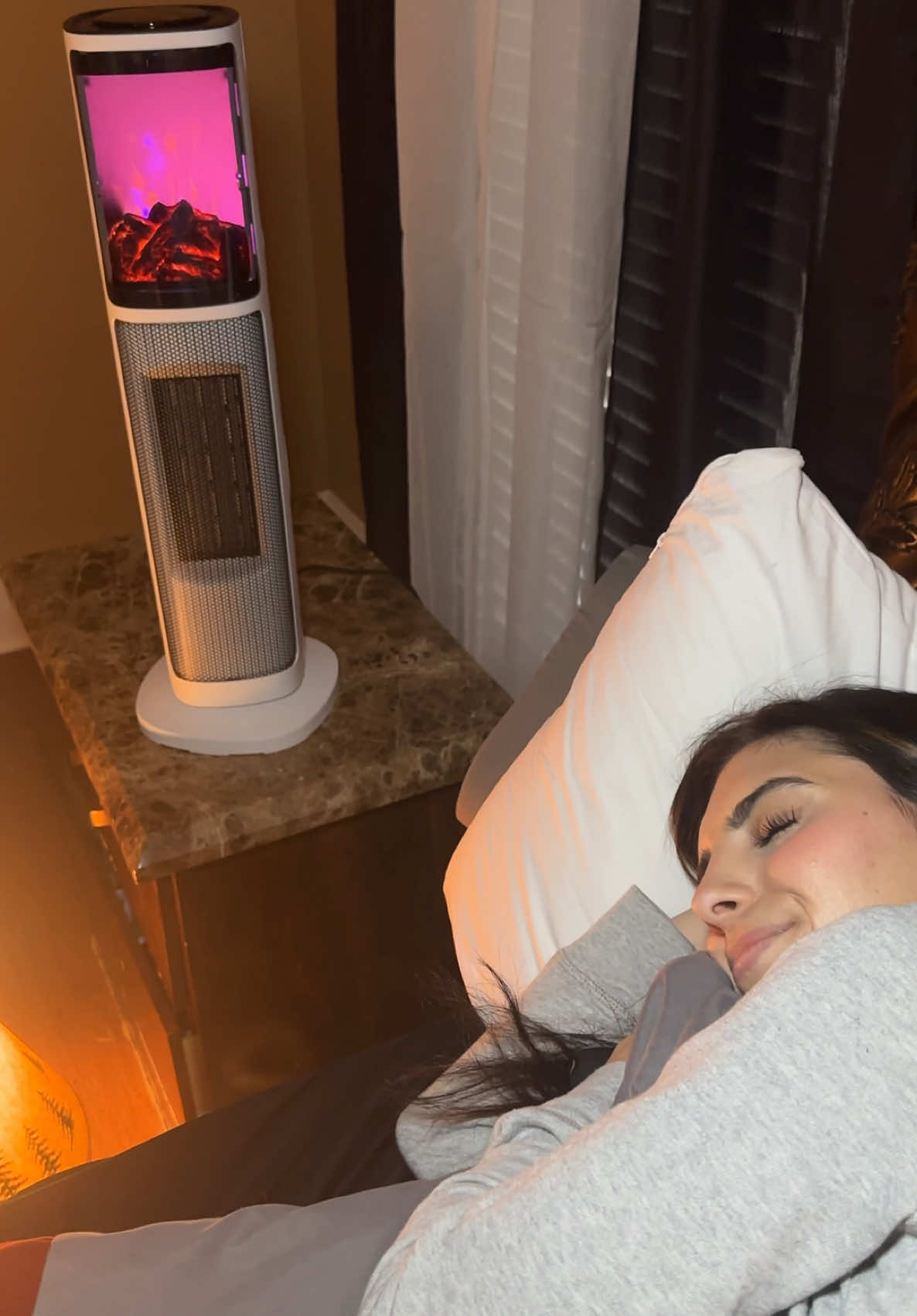 When she gets too cold 😡 😳 🤣  #susteas #staywarm #christmas #fyp #foryoupage #cozy #heater 