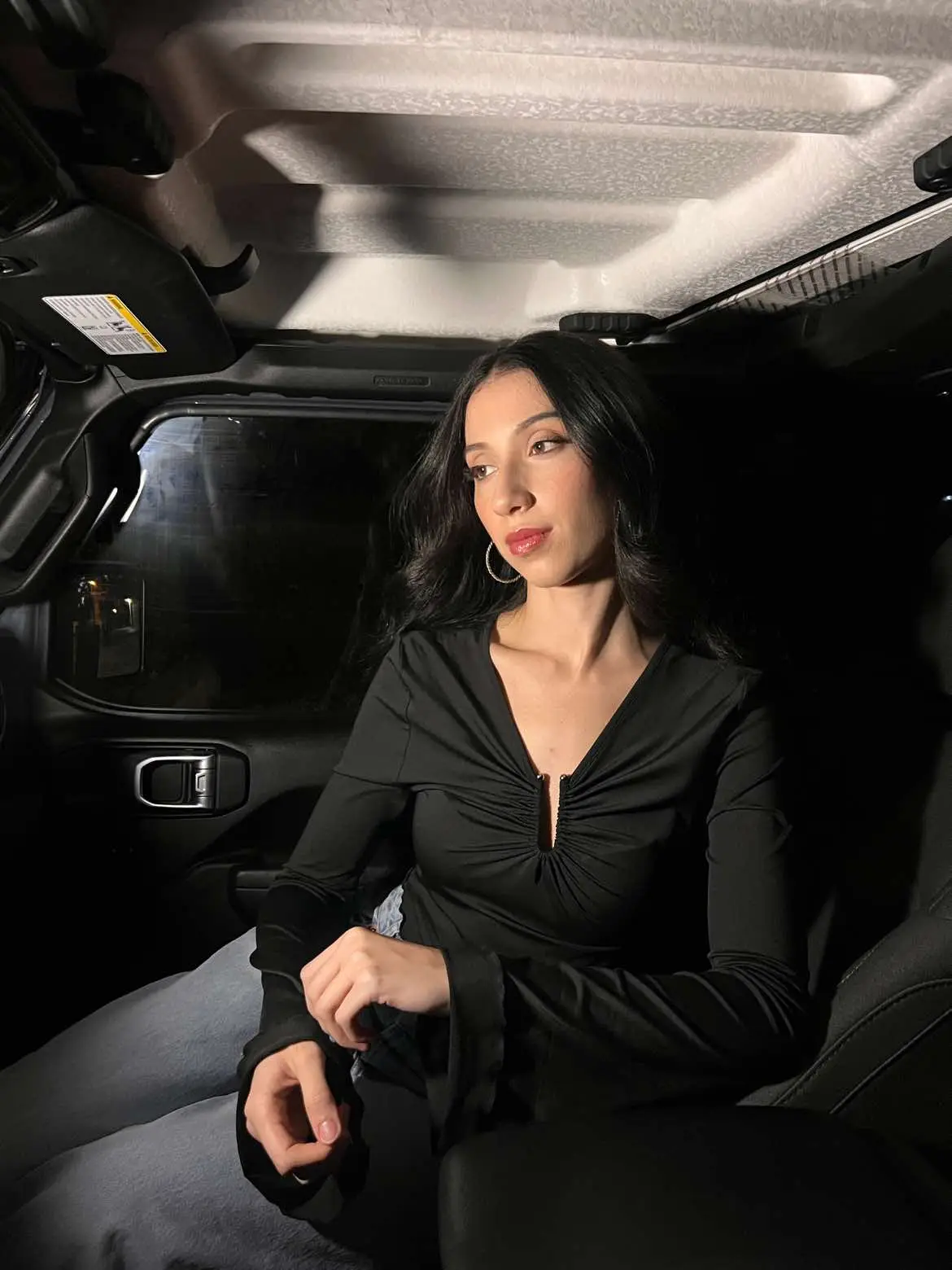 In his jeep 🖤 #darkaesthetic #fullglammakeup #darkmakeuplook #nightglam #latinacontentcreator 