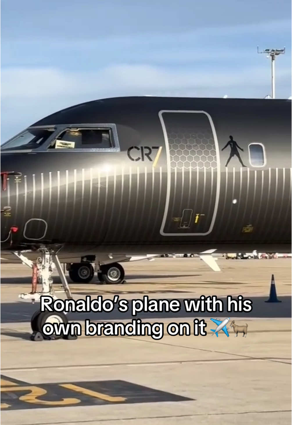 Ronaldo’s aeroplane is different 🤯✈️  it looks crazy 🔥 (IG: vida_do_trabalhador Lindo) #cristianoronaldo #cristiano #ronaldo #cr7 #goat #legend #footballtiktok #football #futbol #futebol #goviral #trending #footy #fifa #fut #4u #suiiiiiiiiiiiiiii #siuuuu #plane #privatejet #spfcer 