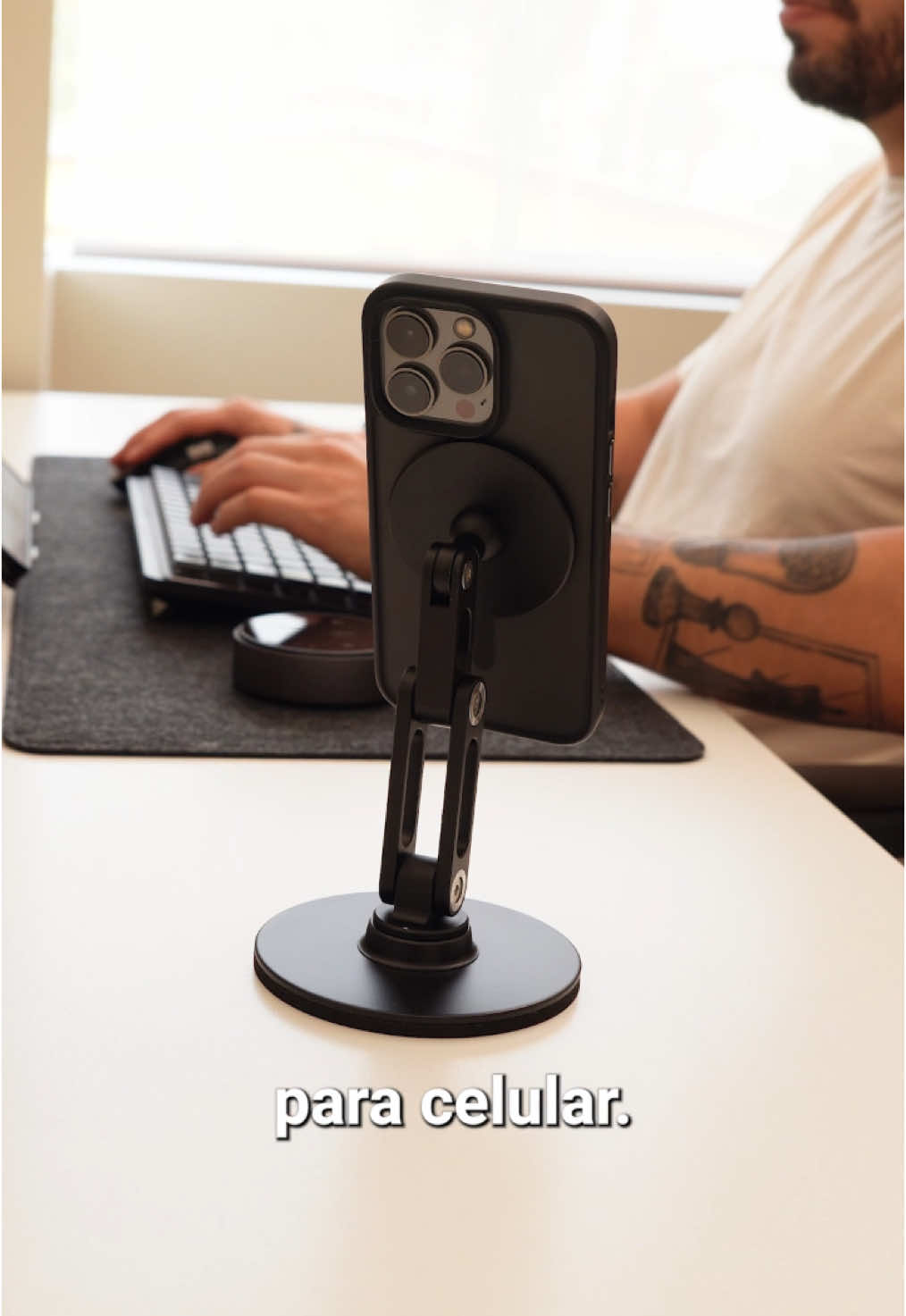 Tu cel siempre a la vista 📱👁️ Eleva tu setup con nuestro Soporte Magnético Giratorio para Celular. ✨ Beneficios que te encantarán: ✅ Coloca tu celular en segundos gracias a su diseño magnético. ✅ Cambia entre vertical y horizontal con facilidad. ✅ Diseño elegante que complementa cualquier espacio. Viene con un anillo magnético en caso tu dispositivo o case no tenga Magsafe 🧲 💻 Organiza, estiliza y mejora tu productividad hoy mismo. 👉 Encuéntralo ahora en Satori369.com #soportecelular #accesorioscelular #iphoneaccessories 