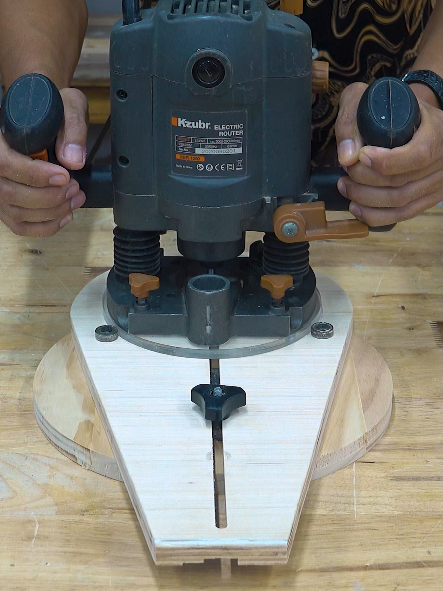 Master the art of cutting circles with precision using this incredible router jig hack! Transform your woodworking projects and achieve professional-quality results effortlessly. 🔧🌟 #Craftsmanship #Woodwork #DIYHacks