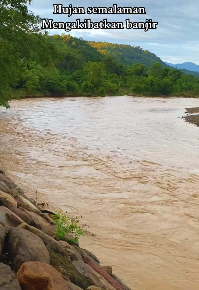 Akibat hujan deras semalam air sungai meluap. #hujan #airsungai #banjir 