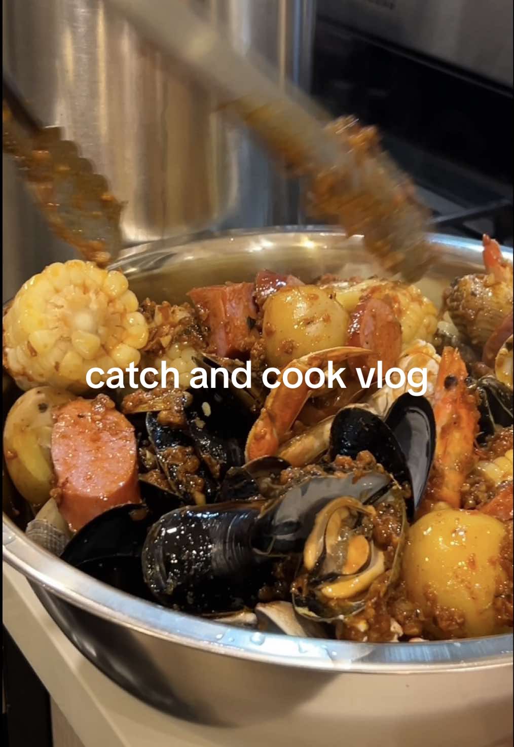 Replying to @Jeremiah 🤙🏽 is anyone else’s thanksgiving dinner hectic?? first catch & cook of the season and its a ✨seafood boil✨🫶🦀 @Bloom Nutrition #bloompartner #crab #crabbing #crabboil #seafoodboil #catchandcook 