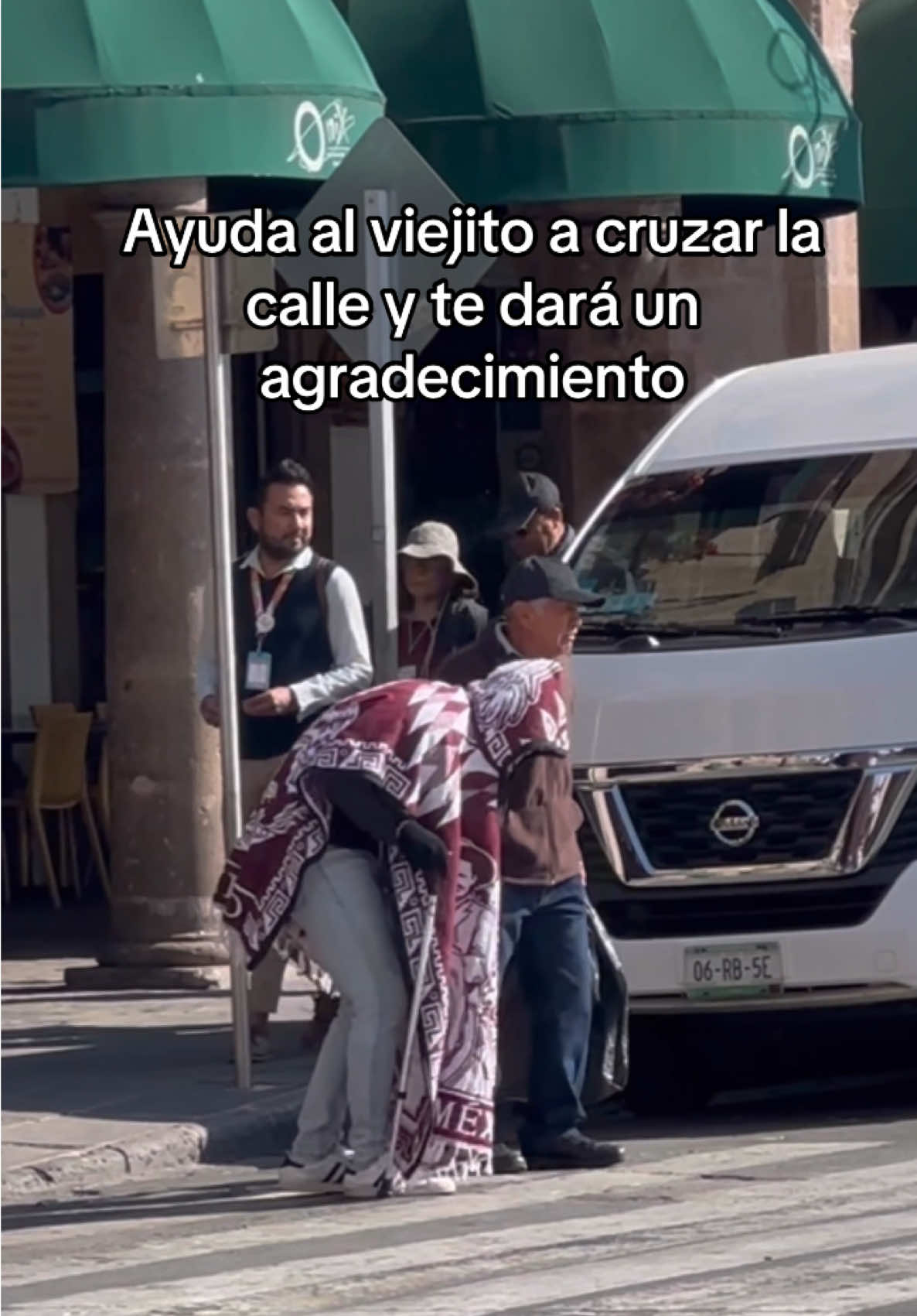 Regalo dinero a quien ayude al viejito a cruzar la calle 😱 #experimentosocial #viral #mexico #viejito #ayudandopersonas #cruzarlacalle #entretenimiento #agradecimiento 