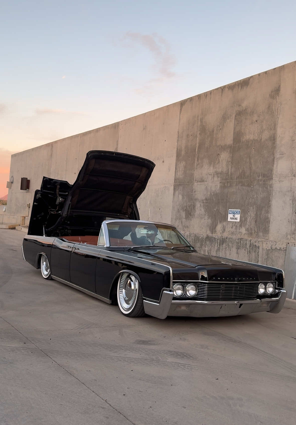 The most intricate convertible top ever made  ##convertible##classic##classiccar##lincoln##lincolncontinental##continental##slammed##airride#