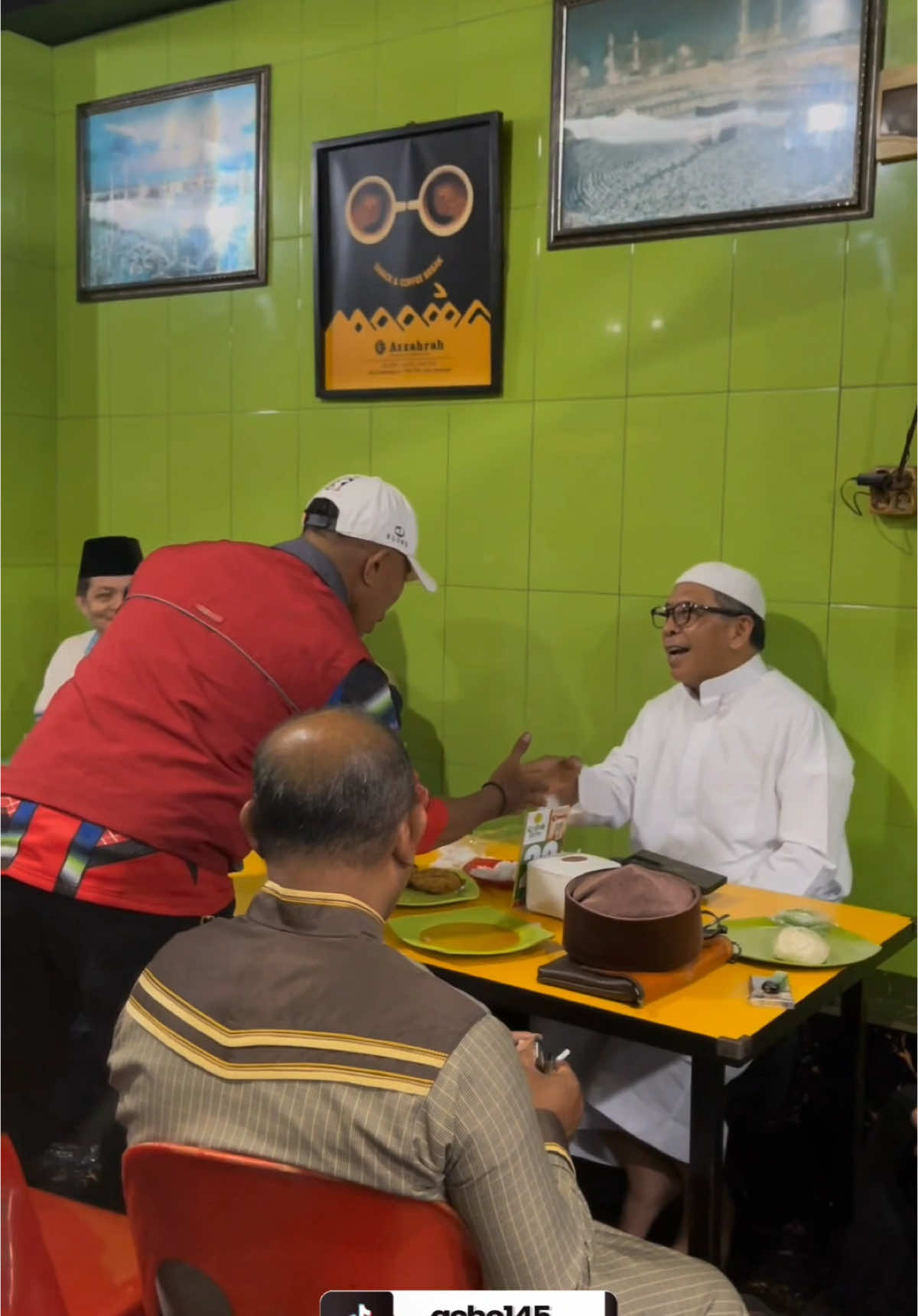 Segelas kopi selalu menjadi penyempurna kebersamaan. Cuaca dingin, akan terasa hangat ketika berkumpul bersama sahabat dan kerabat. Tanpa Teman Kita Bukan Siapa Siapa. • #WarkopAzzahrah #MULIA #IlhamAriefSirajuddin #MunafriArifuddin #AliyahMustikaIlham #SulawesiSelatan #InfoSulSel #Indonesia #Makassar #InfoMakassar #fyp #fypシ゚ 