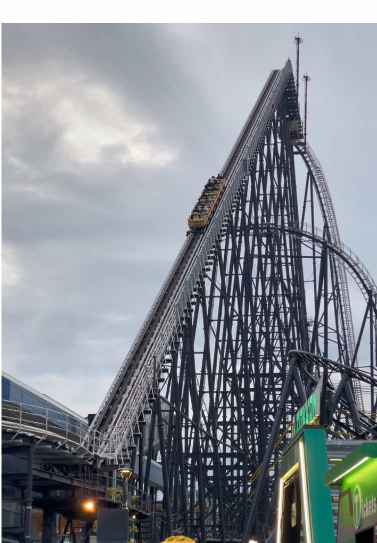 #themepark #amusementpark #foryoupage #fujiqhighland #foryou #fypage #fyp #富士急ハイランド #pov #rollercoasters #japantravel #trending #japanlife #fypシ゚viral #fyppppppppppppppppppppppp #rollercoaster #viral #japantiktok 