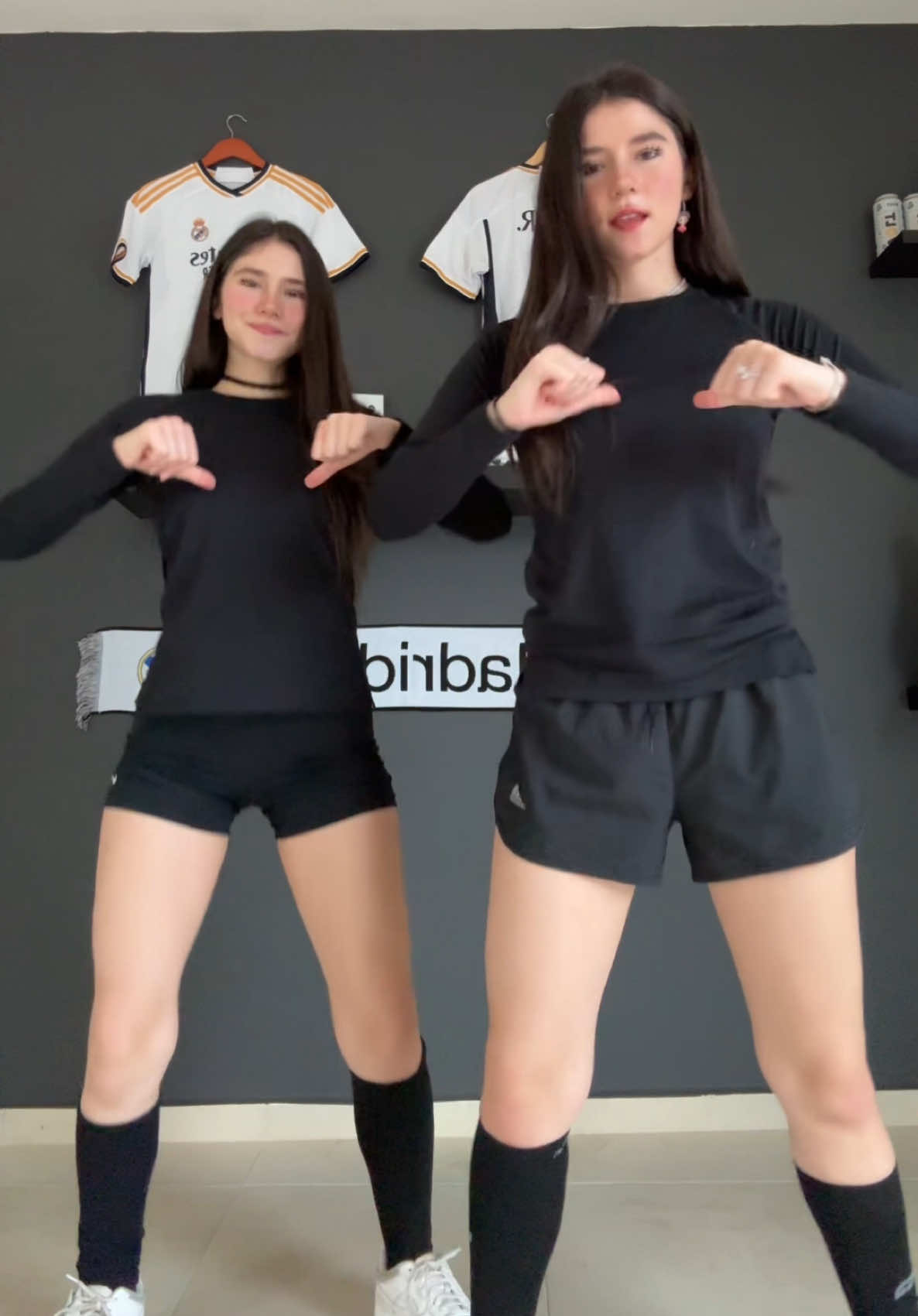 Que mal que ayer perdió el Madrid 🥲 #arayfer #baile #trend #diciembre #twins #dance #coordinacion #matching #hermanas #mujer #juntas #negro #playeras #deportes #deportivo #2024 #tendencia 