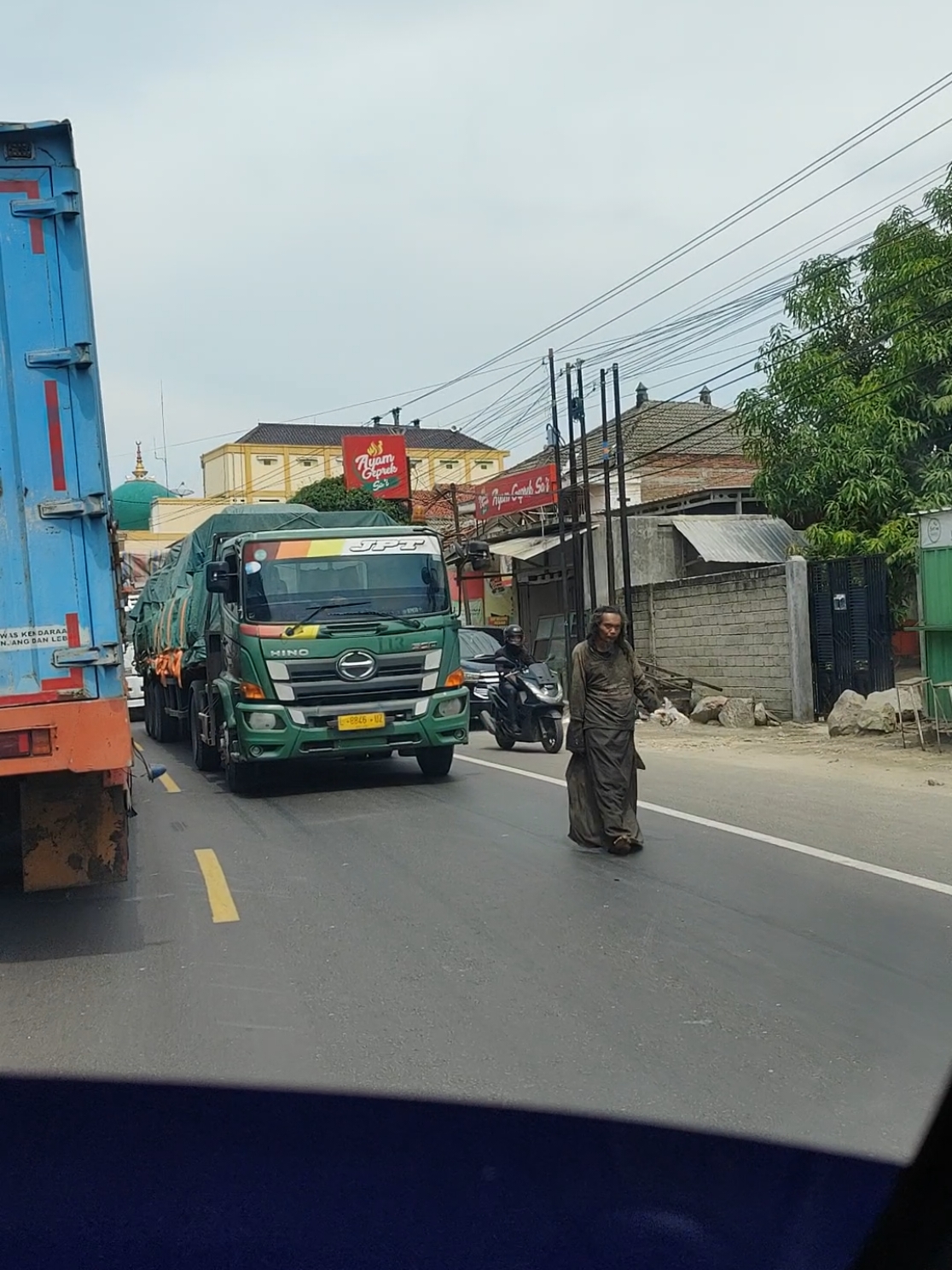 Kontener gak berani klakson, atau menyuruhnya minggir. Padahal didepan kosong. Subhanallah...