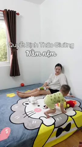 Nhà tui mới quyết định tháo giường để nằm nệm sau cú nhào lộn của con á mấy bà , tự nhiên ngủ ngon hẳn#dcgr #mebim #mebimsua #beyeu #chamcon 