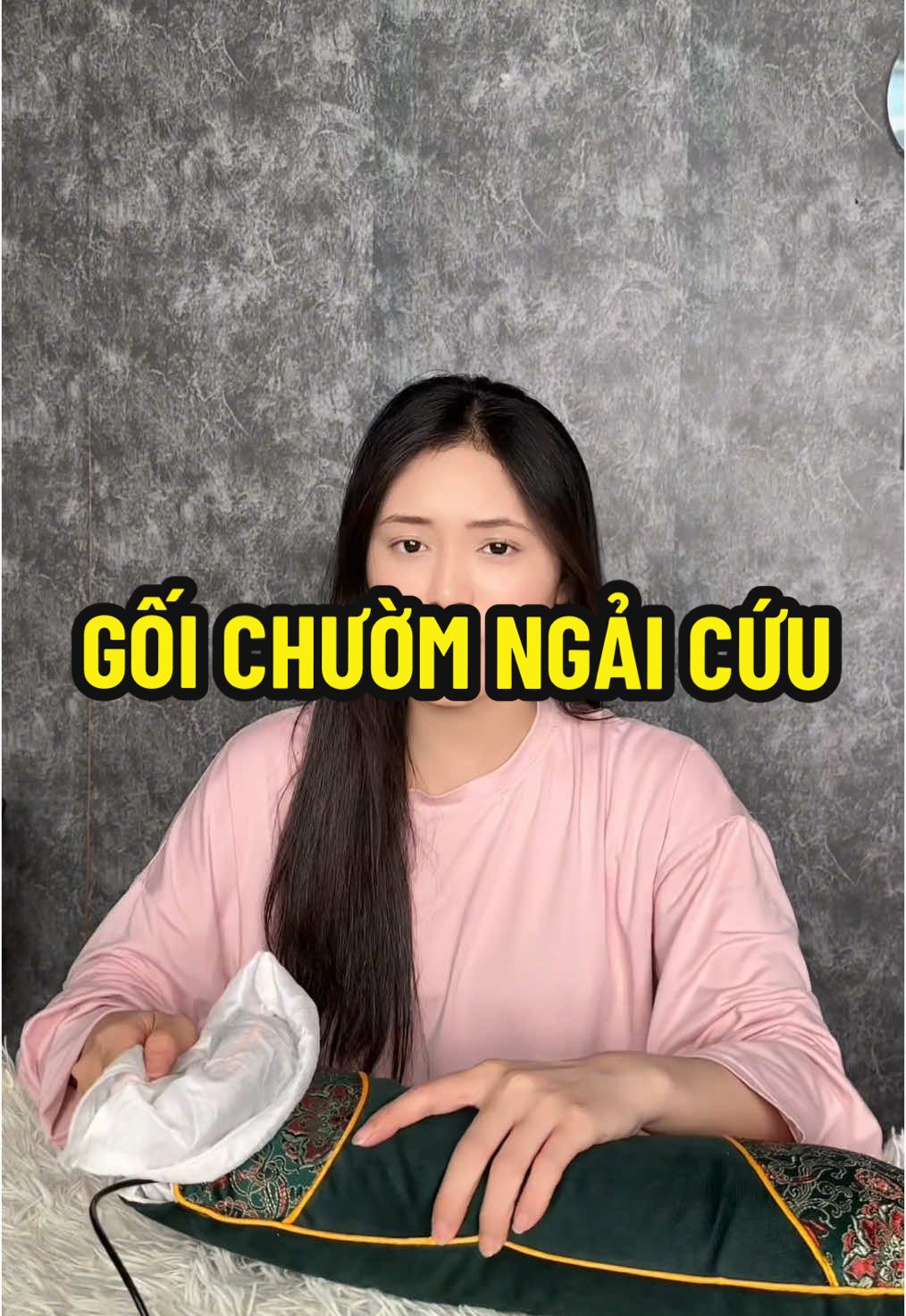 Mùi gối ngải cứu của nhà em thoang thoảng và rất dịu nhẹ thôi ạ. Bác nào bị nhạy cảm với mùi thảo dược thì cũng cân được hết #xuhuongtiktok #xuhuong #maymassagecovaigay #goimassagecovaigay #maymassage #goichuomthaoduoc #ngungon #demthaoduoc #demthaoduocgiupgiacngungon 