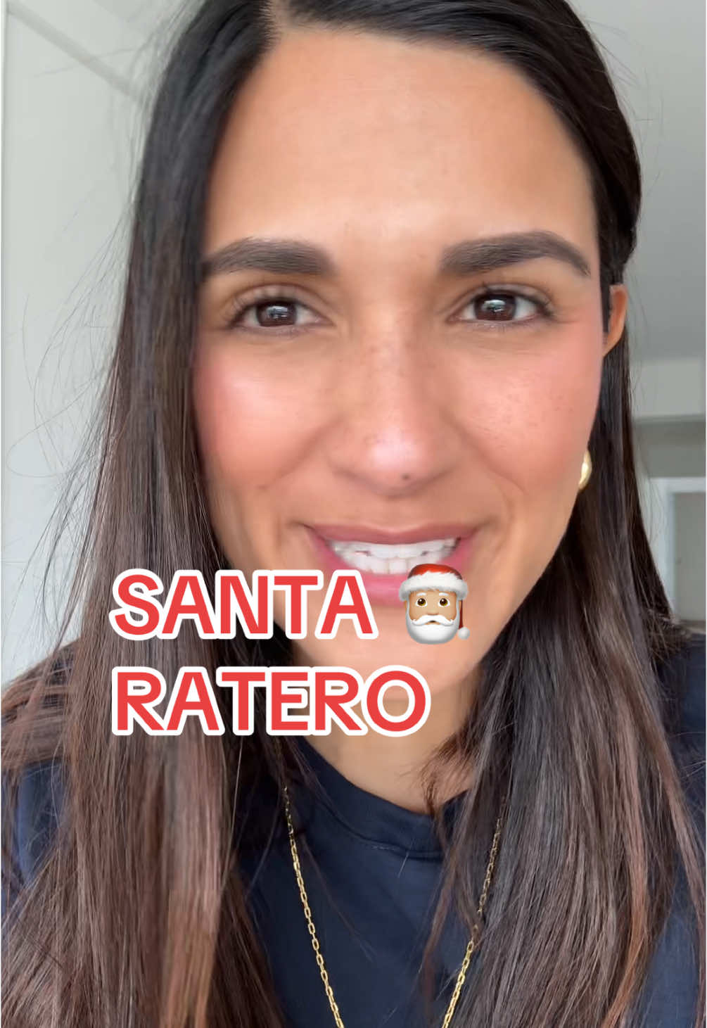 🎅🏼 Santa Ratero 🎅🏼 demasiado divertido, se los recomiendo! Estoy demasiado feliz con mi maleta 🥹 …. También con todo lo que me costó 🥃🫨 jajajajaja #santaratero #navidad #navidadentiktok 