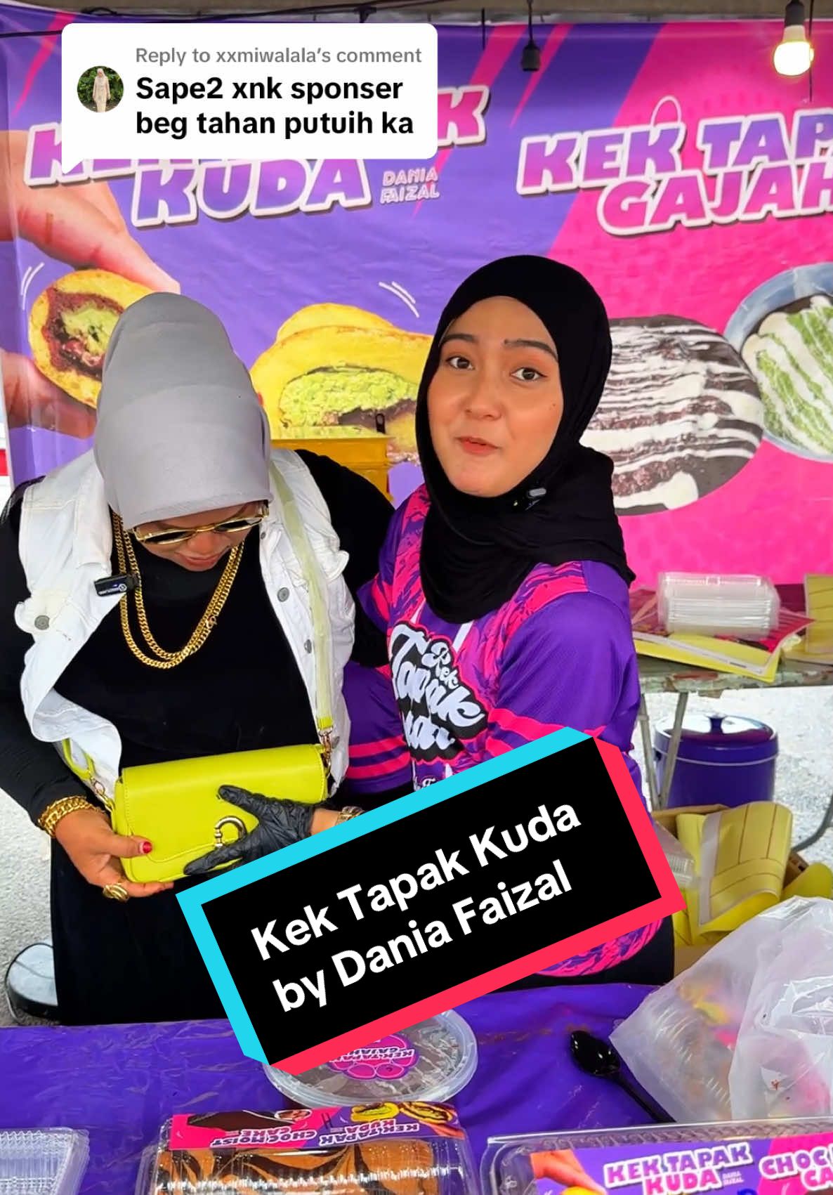 Replying to @xxmiwalala “Yeahh.. Aisya dah dapat Beg baru!!  Kek Tapak Kuda yang ‘padu’! Jangan lupa singgah Booth @Dania Irdina di Lapaq Food Festival sebelum 8 Disember di Amanjaya Mall! #kektapakkuda #daniafaizal #amanjayamall #festival #kedah 