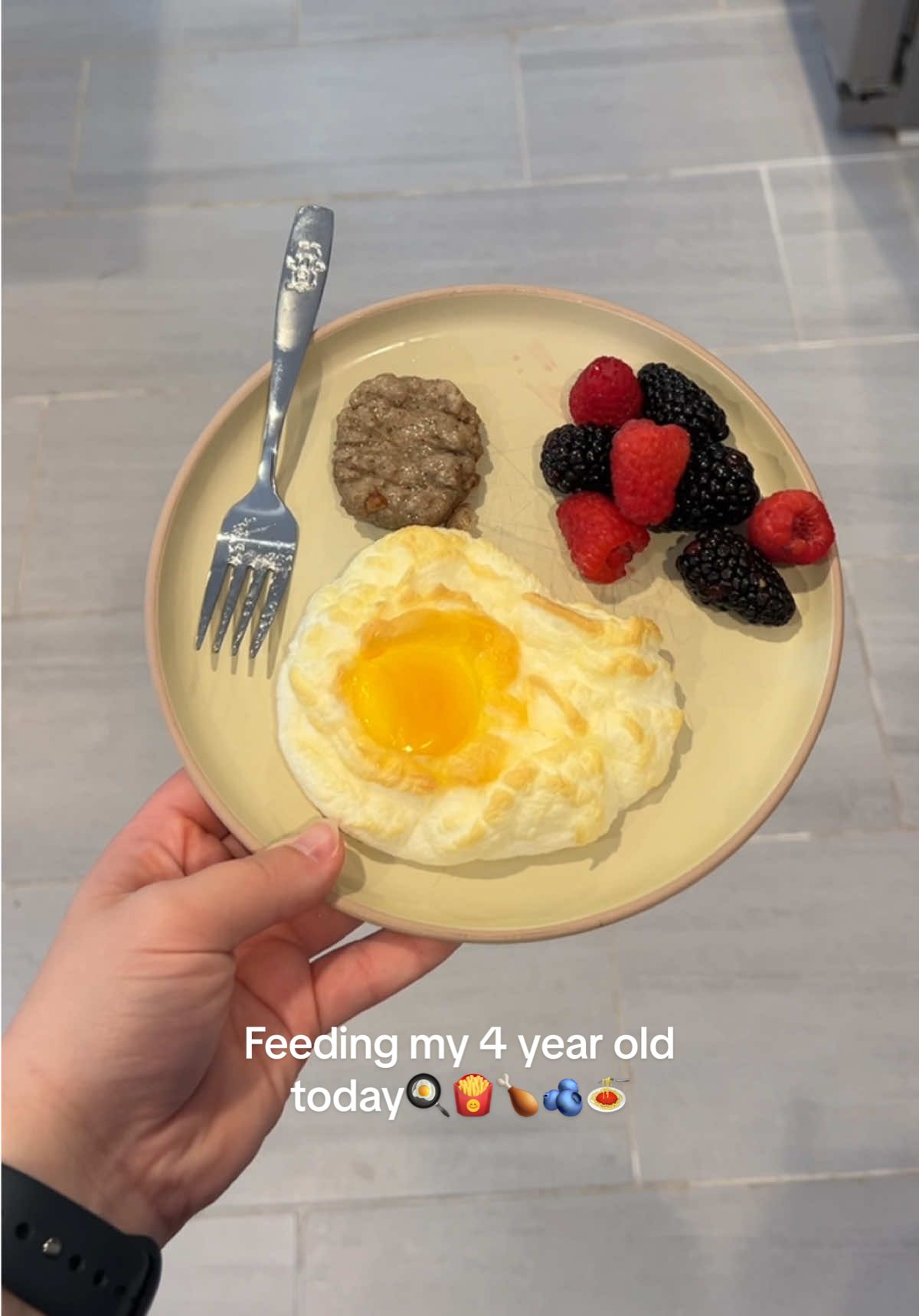 the cloud eggs are so cool🍳🍟🍗🫐🍝 #wmkeiad #kideating #kidbreakfast #kidlunch #kiddinner #kidfood #funfood #realisticdinners #realisticmeals #easydinners #easymeals #cloudeggs #chickfila 