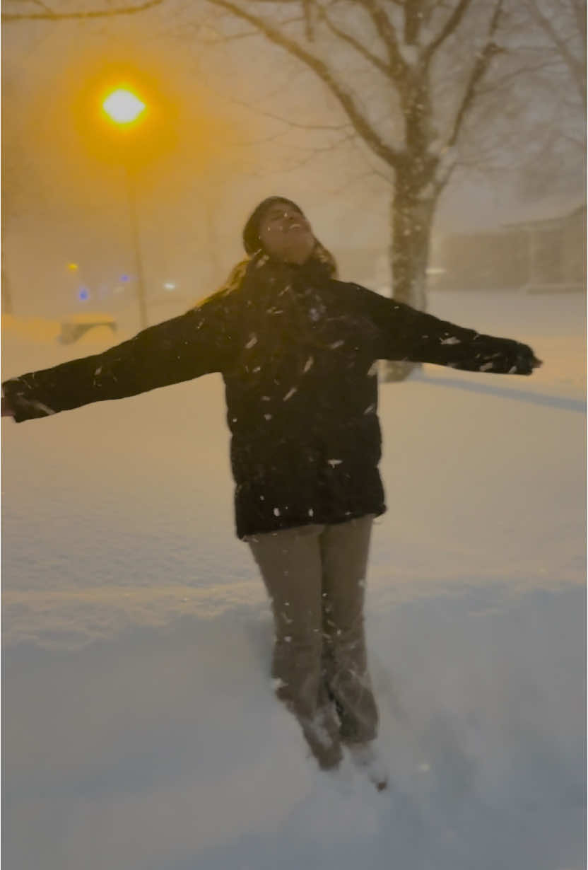 Enjoying the snow 🤣⛄️❄️Merry Christmas everyone❤️#snowstorms#winter#innerchild#christmas#londonontariocanada@Ajnabi 