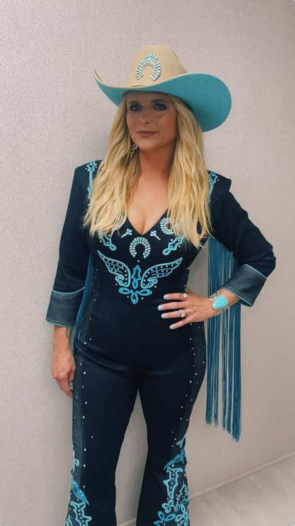 One of my favorite cowgirl looks of the year, in honor of #NFR kicking off today 💙 🤠 #westernfashion #fringe #countrygirl #cowgirl #countrymusic #nfrfashion #mirandalambert 