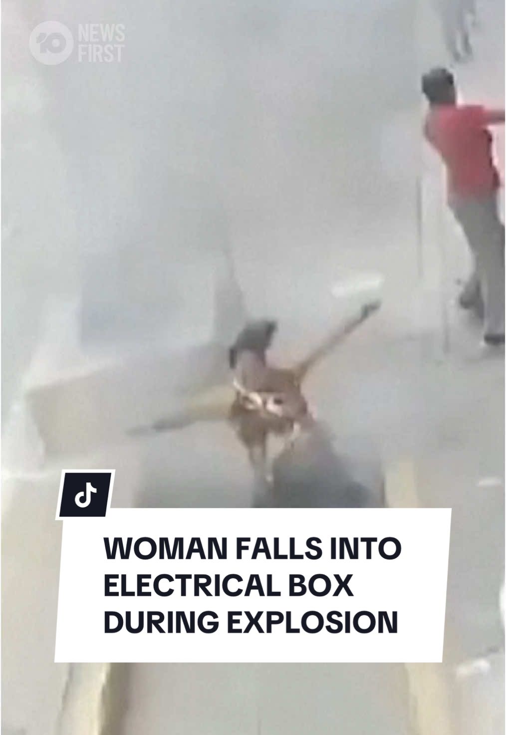 A woman has remarkably suffered only minor injuries after falling into an electrical box as it exploded underneath her in Peru. CCTV footage shows the woman walking along a footpath in Lima before the box’s metal cover burst into the air and she steps into the open box. The woman appears to then be hit on the head by the falling cover before being helped out by military personnel who was patrolling the area. Local media reported the woman is in a stable condition. #10newsfirst #peru #lima #explosion #cctv 