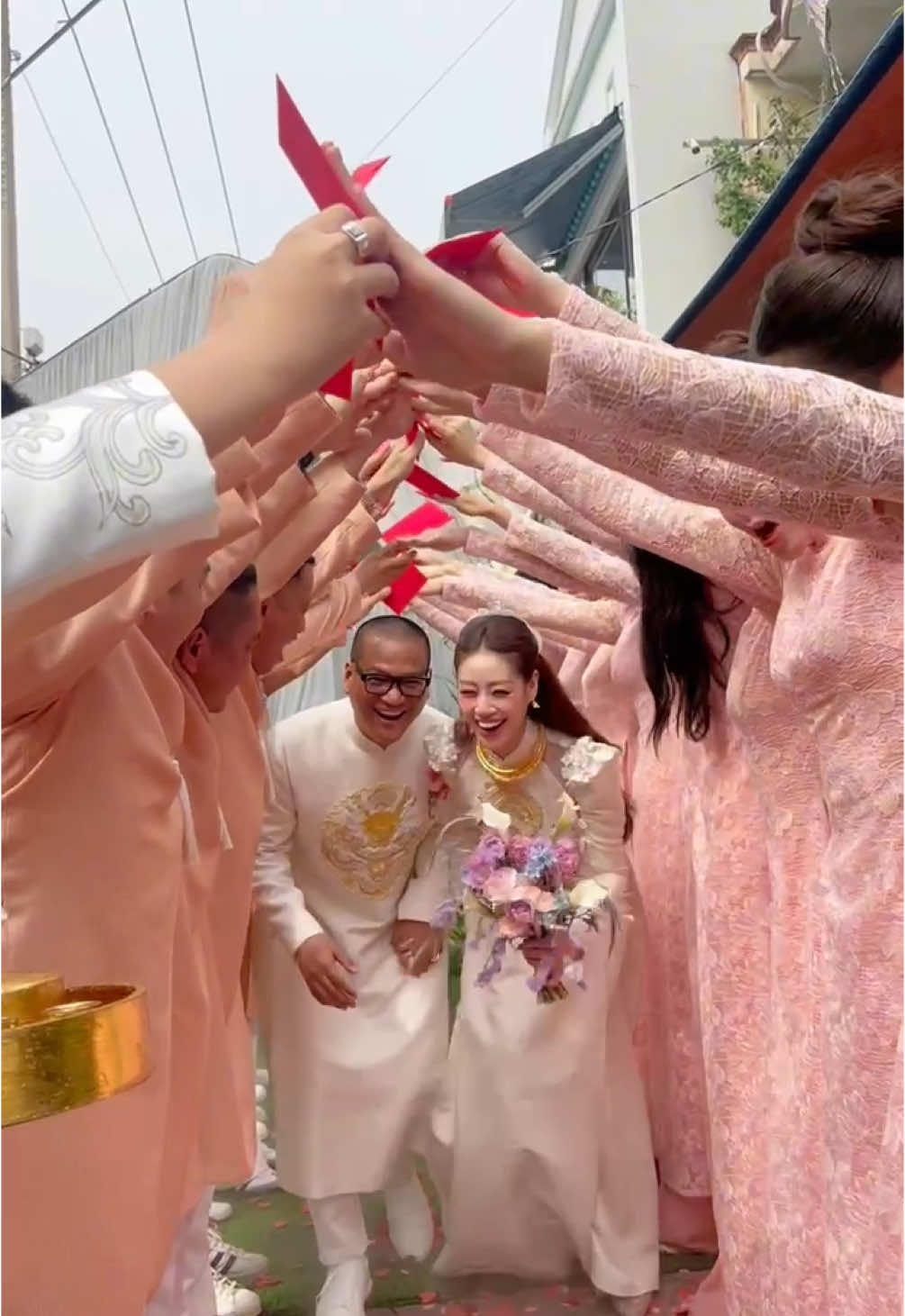 Tay trong tay cùng anh về nhà 🥰  #khanhvan #khanhvanwedding #LVwedding #ntklamlam  #lamlamweddingevent #Decorbylamlam #quannguyenpule #phuonghoaflowers #aodaiMinhChau