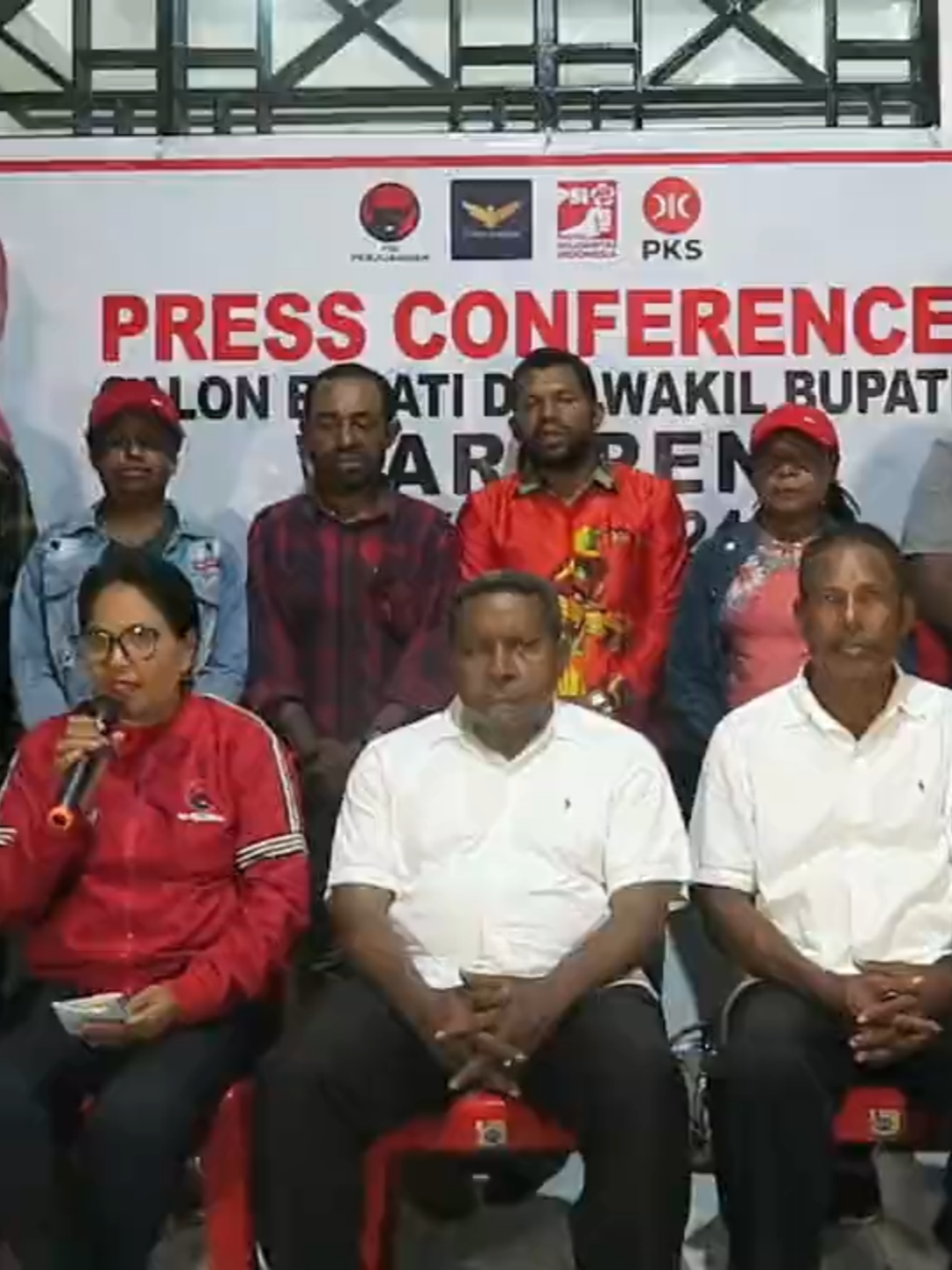 PRESS CONFERENCE PASANGAN FX MOTE - BOARI BERSAMA TIM PEMENANGAN DAN RELAWAN, USAI PELAKSANAAN PLENO REKAPITULASI SUARA PILKADA 2024 TINGKAT KABUPATEN OLEH KPU PADA 5 DESEMBER 2024 DI HOTEL ELFANSO WIDURI WAROPEN###@#