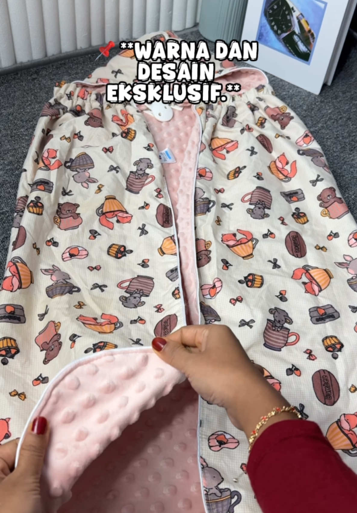 🎀 **SELIMUT BAYI ON-THE-GO 6 FUNGSI** 🎀   **Gratis kaos kaki bayi dan pouch bag eksklusif!**   **✨ KEUNGGULAN:**   ✔️ **Mudah Digunakan:** Cukup kaitkan di gendongan, selimut langsung terpasang.   ✔️ **Bahan Premium Minky:**      - Super lembut, bikin bayi nyaman.      - Tekstur halus yang dapat mengasah motorik bayi.   ✔️ **3in1 Multifungsi:**      - Selimut saat menggendong bayi.      - Penutup stroller untuk perlindungan ekstra.      - Nursing apron saat menyusui.   **💼 Cocok untuk Traveling:**   Dilengkapi pouch bag eksklusif yang praktis dibawa ke mana saja.   **💥 HARGA PROMO:**   💸 Harga normal: **283 ribu**   🔥 Promo hari ini: **120 ribuan saja!**   📌 **Warna dan desain eksklusif.**   💡 Jangan sampai kehabisan, ya, Bunda! Langsung checkout sekarang untuk pengalaman gendong dan traveling yang nyaman dan stylish! #fyp #selimutbayi #perlengkapanbayi #megaguncang1212 