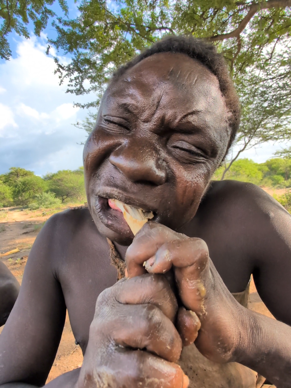 Awilo himself 😋😲 Cooking his Lunch middle of nowhere ‼️😲😋#hadzabetribe #africastories #USA #UK #FoodLover 