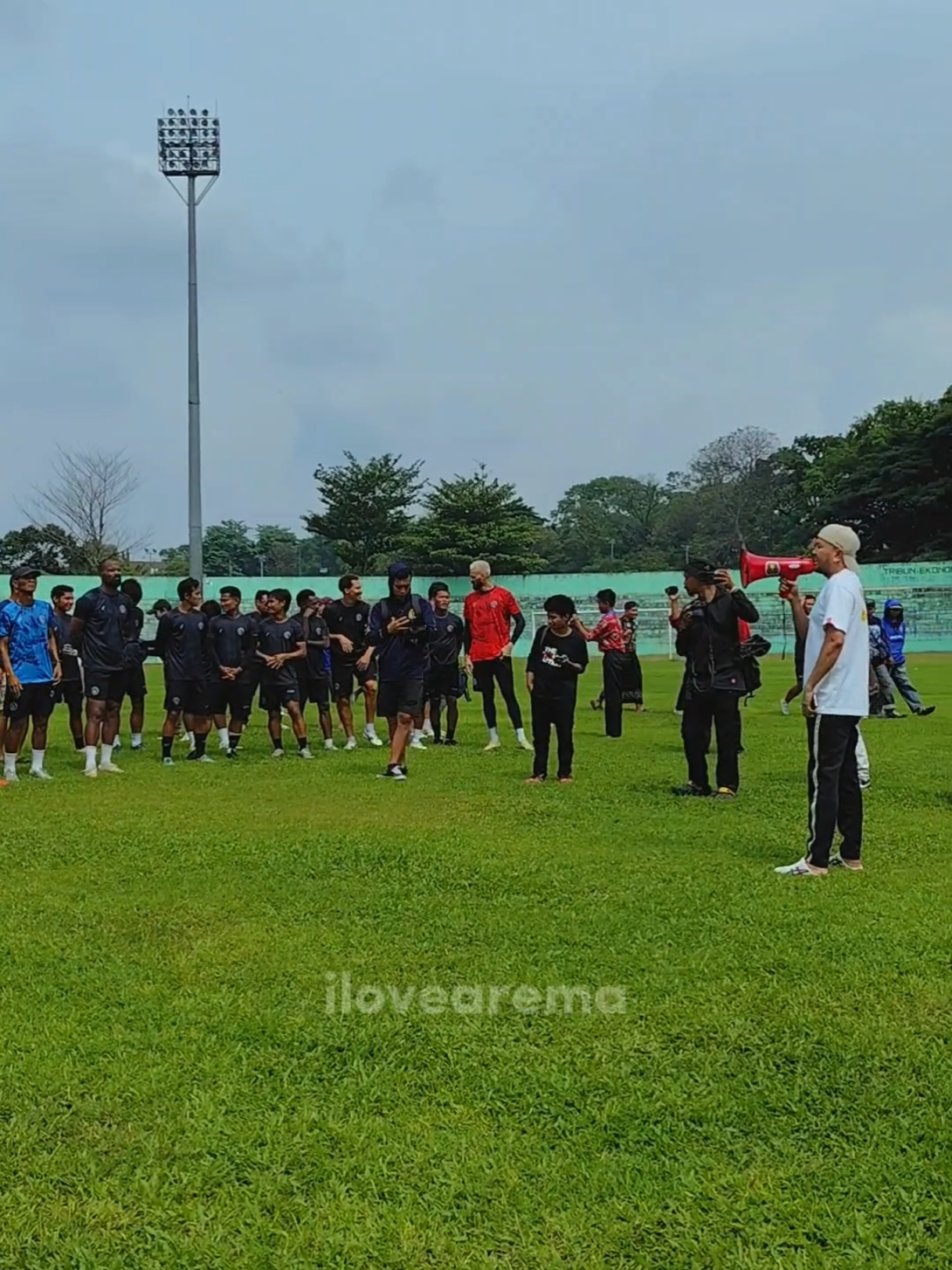 Dukungan dari aremania sebelum berangkat ke surabaya  #derbyjatim #arema #aremania #aremanita #salamsatujiwa #singoedan #malang #ilovearema #liga1 #fyp 