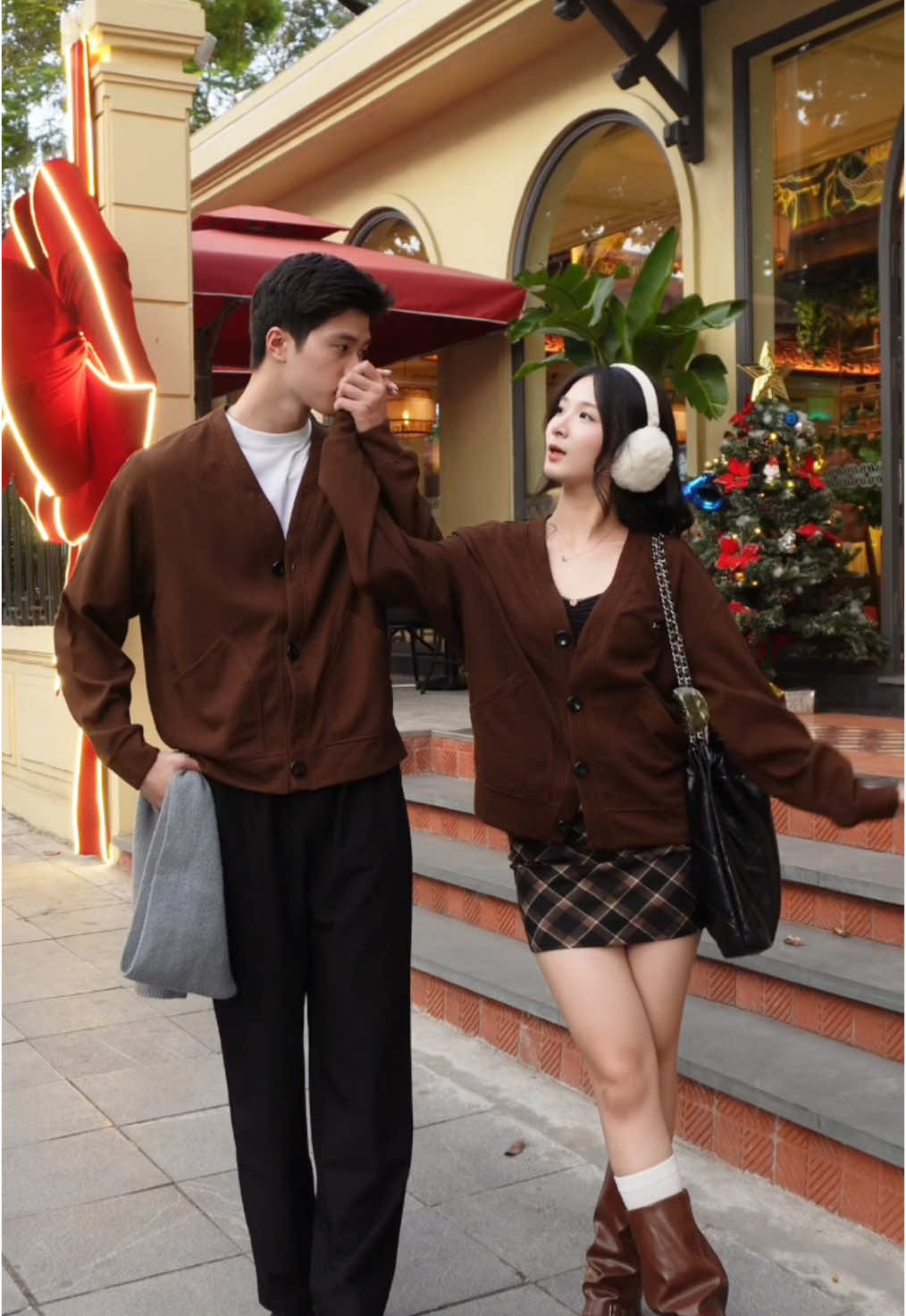 Christmas is cominggg 🎀🎄 #couple #outfitcouple #fyp #viral #OOTD #mando 