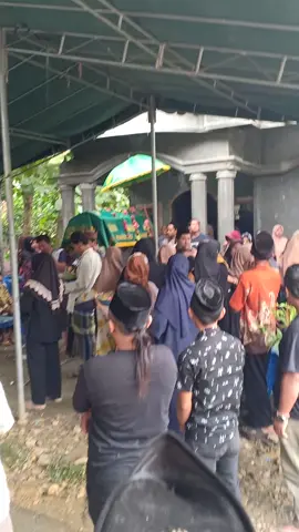 detik detik diberangkatkannya Mbah suprjan(Mbah pu)ke tempat pemakaman umum.semoga mendapatkan tempat terbaik disisih Alloh SWT🤲