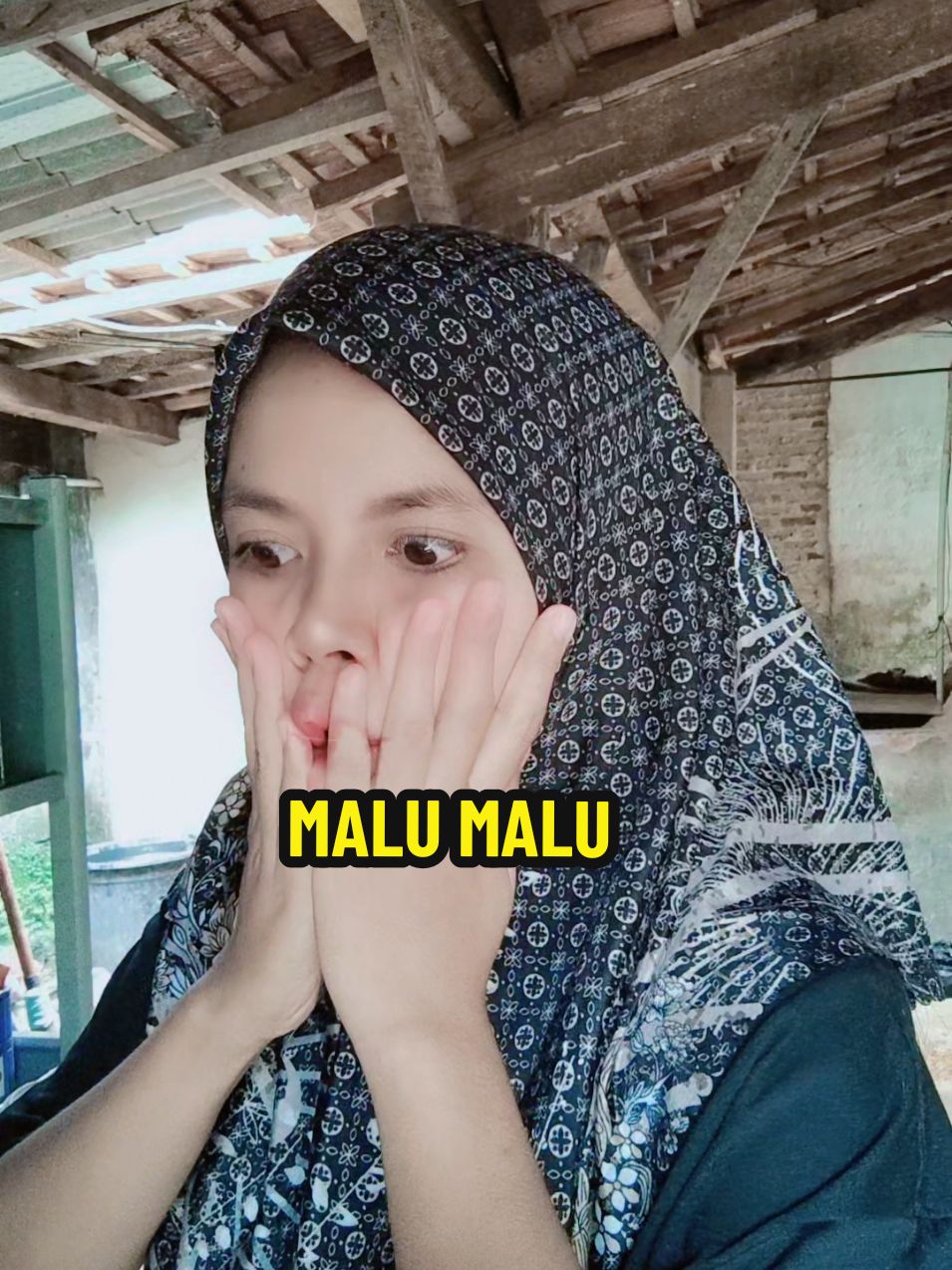 Padahal cuman mau jemur HANDUK doang loh 😩😩😩 #malumalu  #cinanbana  #videolucu  #katakatalucu  #lipsingkomedi  #kontenkomedi  #videongakakkocak  #adawiyabiiadrilla 