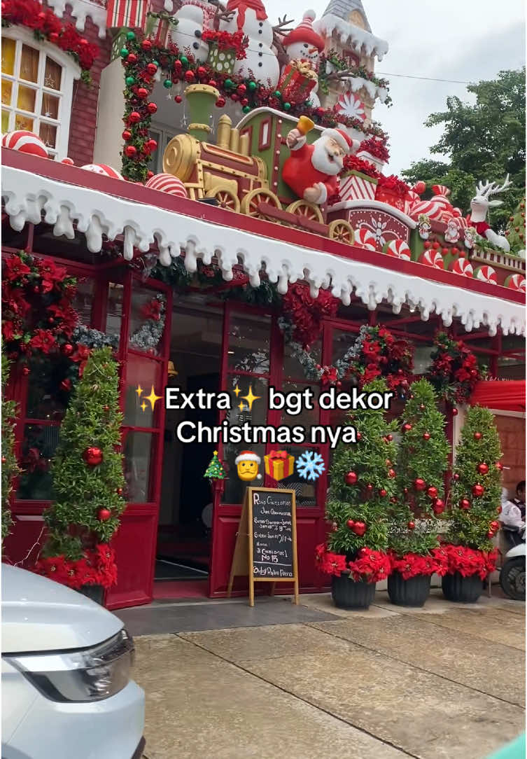 Kalo ke kantor suka lewat sini. Trus gue cari2 ini kyknya resto jual Gudeg iya gak sih?? #christmas #dekorchristmas 