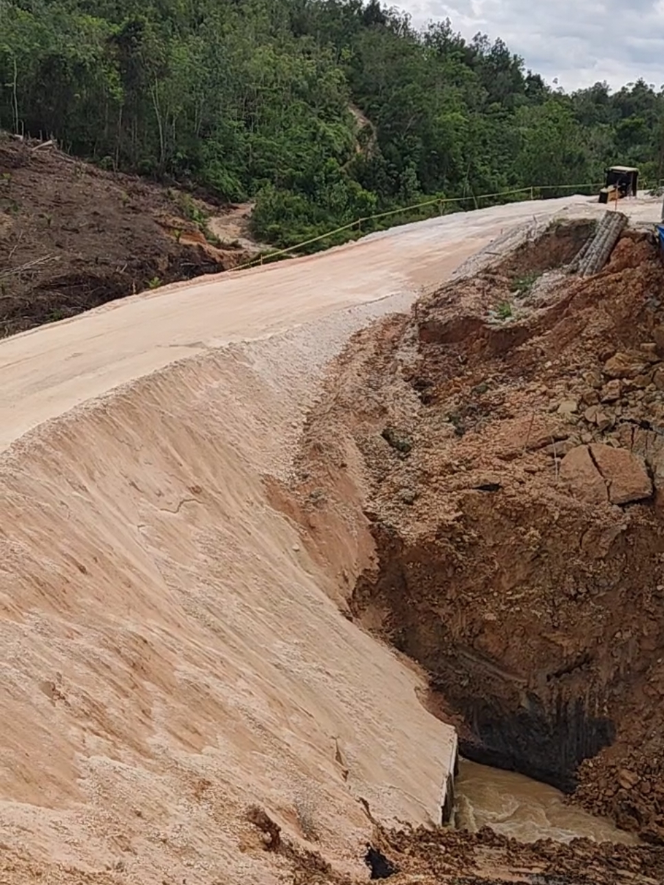 perkembangan hari ini 06 Desember 2024, kondisi jalan masih belum bisa di lalui, di upayakan buka tanggal 20 desember 2024 (masih di upayakan), informasi masih belum valid dan masih bisa berubah sewaktu2 #viralvideo #viral #riau #jalanlintassumbarriau #tanjungalai 