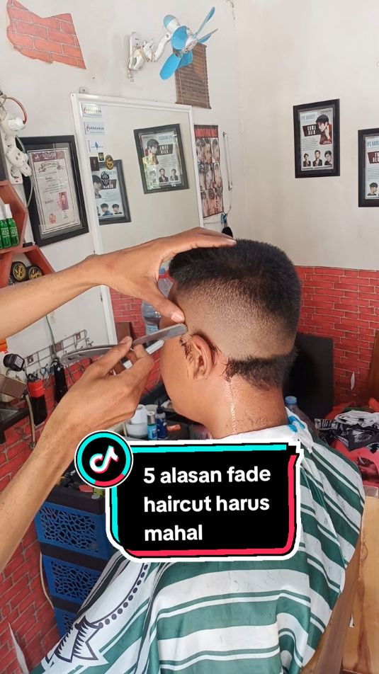 fade haircut Harus mahal, selain teknik juga kesabaran tukang cukur karena menggunakan hati saat bekerja, jadi kasih uang lebih kalau sudah cocok sama kang cukur Lo, jangan sampai kang cukur pindah ke tempat ia di bayar mahal. #barber #barbershop #barberconnect #fadehaircut