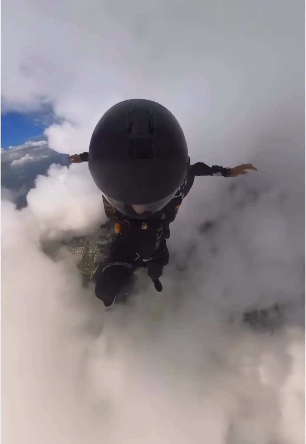 🤩 🪂🤘🏻 Enjoy with @skydiving_official✅  . . . ⠀⠀⠀⠀⠀ . . ⠀⠀⠀⠀⠀⠀⠀⠀ Posted @s11sqtr One of the best jump between the clouds🇺🇸 . . . . . #skydive  #freefly  #reels  #instagram  #like  #followｍe  #video  #jump  #insta  #freestylerap 