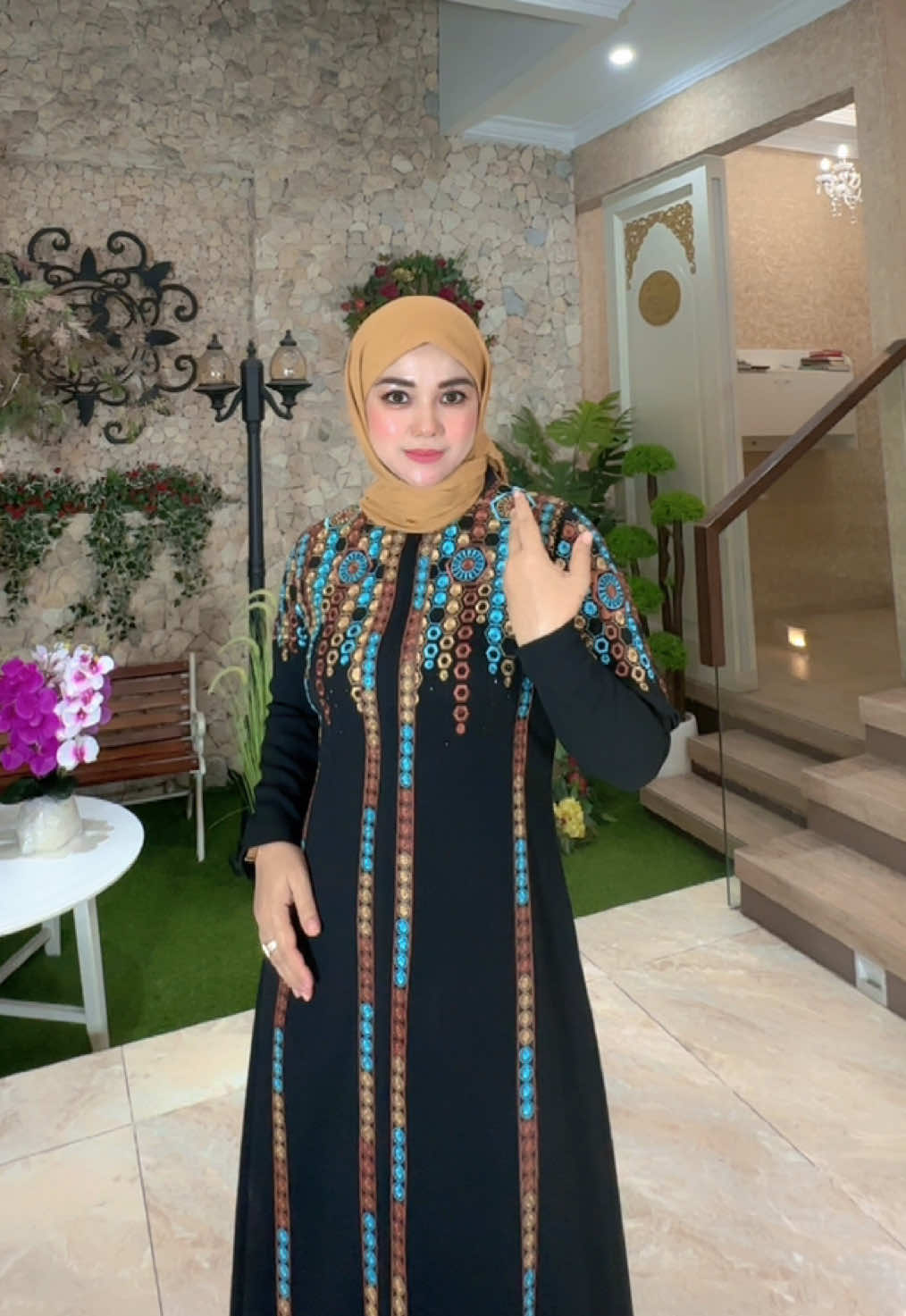 Zareema Dress dengan 3 pilihan warna yang cantik, detail payet & bordir yang berkualitas siap bikin looks bunda-bunda semakin elegan. Jadi tunggu apa lagi? Masa sih belum punya? Yuk diorder aja sekarang juga!✨🖤