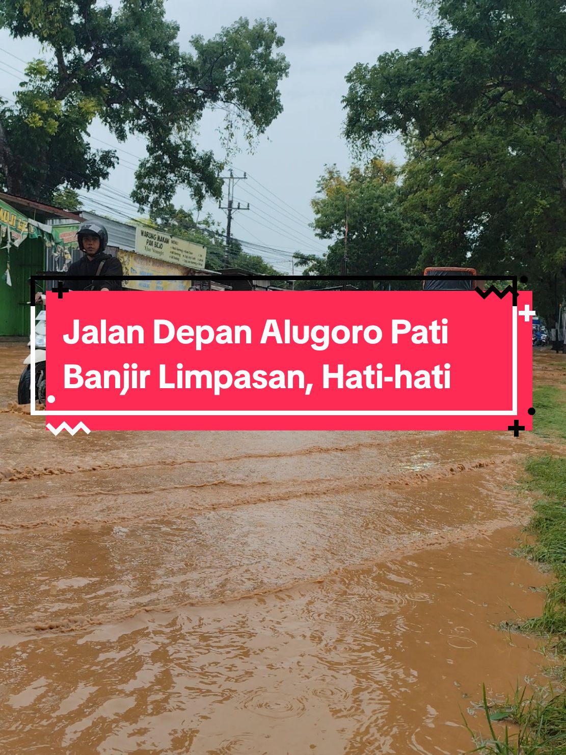 Banjir limpasan di depan Alugoro Pati, Jumat 6 Desember 2024. Banyak sepeda motor matic mogok.  #infopati #banjir #macet #alugoro #pati #mogok #infopatihariini #patihariini #pati24jam 