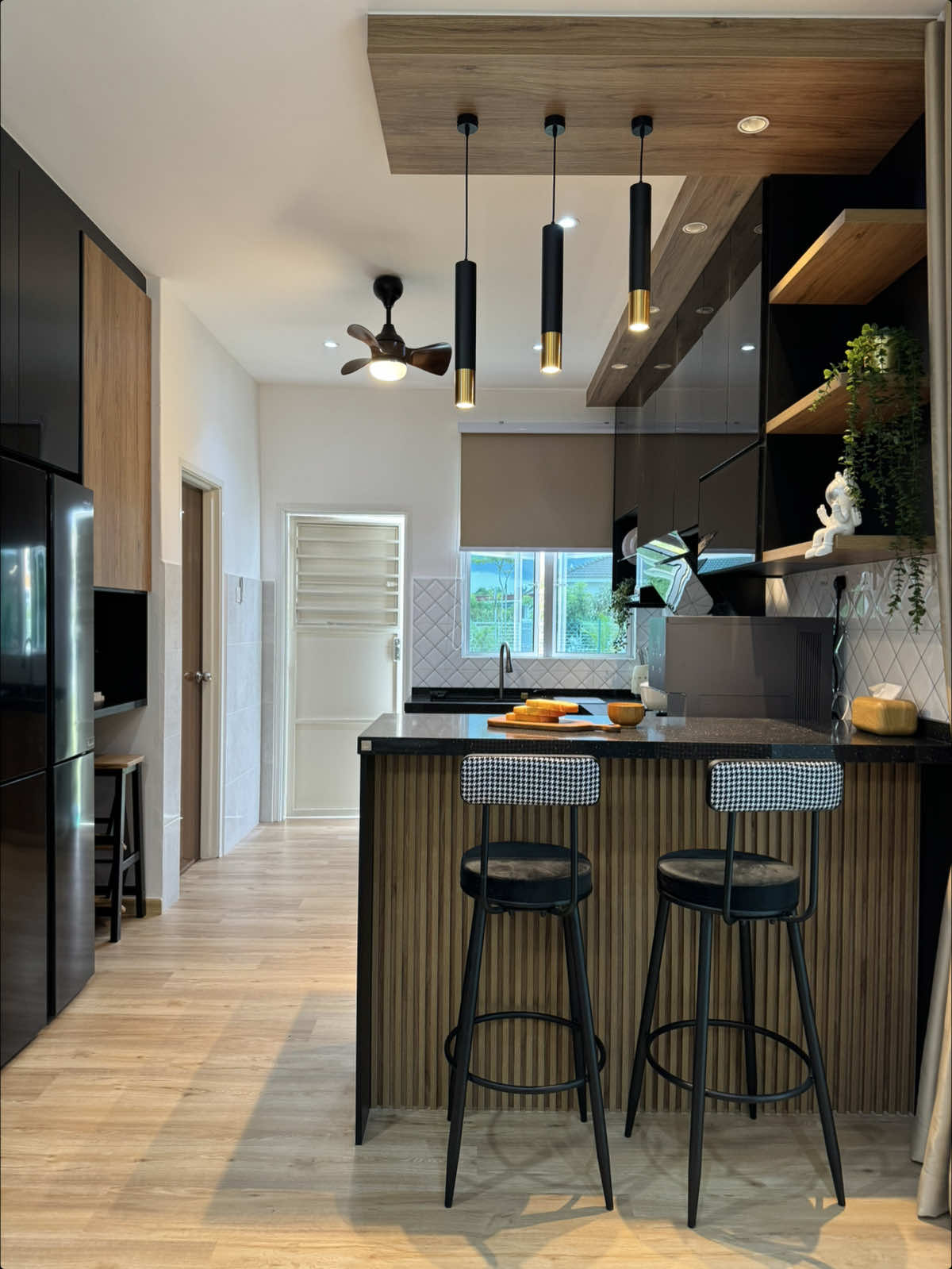 HMR Melamine Kitchen Cabinet with Quartz Stone Table Top Created by Finizio Kitchen®️  📍TAMAN LESUNG,ALOR GAJAH #styleyourspace #styleyourlife #finiziokitchensdnbhd #finizio #kitchencabinet #kabinetdapur #dapurdeko #design #cuztomize #cabinet #interiordesign#homeimprovement #livingroom #renovation  #fyp #viral