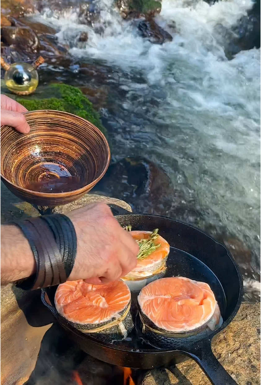 🇬🇧 | Would you eat these salmon rolls on delicious orange sauce? 🐟🍊😋🤌 🇩🇪 | Würdest du diese Lachsrollen auf leckere Apfelsinensoße essen? 🐟🍊😋🤌 🇷🇺 | Полакомились бы Вы вместе со мной нежным рулетом из лосося с экзотическим апельсиновым соусом? 🐟🍊😋🤌 #outdoor #outdoorcooking #camping #food #cooking #foodvideo #nature #forest #survival #foodvideos #usa #america #cooking #hungry #foodporn #wilderness #germany #adventures #asmr #asmrvideo #campfire #outdoorkitchen #orange #salmon #fyp 