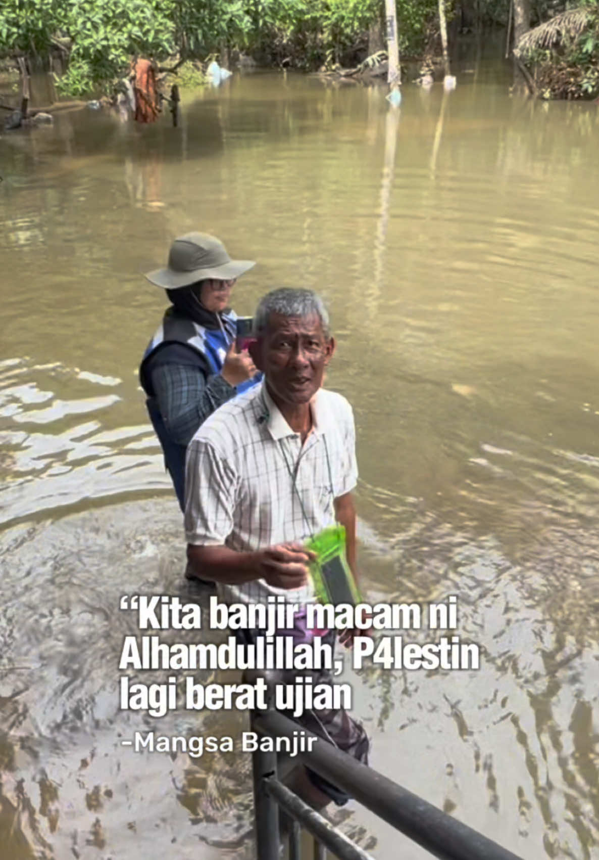 Tabahnya pakcik ini hadapi ujian banjir, walaupun rumahnya rosak teruk akibat banjir, tapi tetap ucap syukur Alhamdulillah. Katanya ujian di Palestin jauh lebih berat #BanjirKelantan #Banjir2024 #BantuanBanjir #apm #serantaumuslim #tumpat #freepalestin