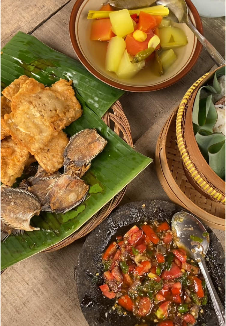 Masak ikan asin ,sambal pecak ,tempe goreng , kates sayur bening di pondok kebun hari ini #masakdipedesaan #masakdikampung #pondokbambu #cookinginthegarden #cooking #village #makandikebun #ikanasin #sambalpecak 