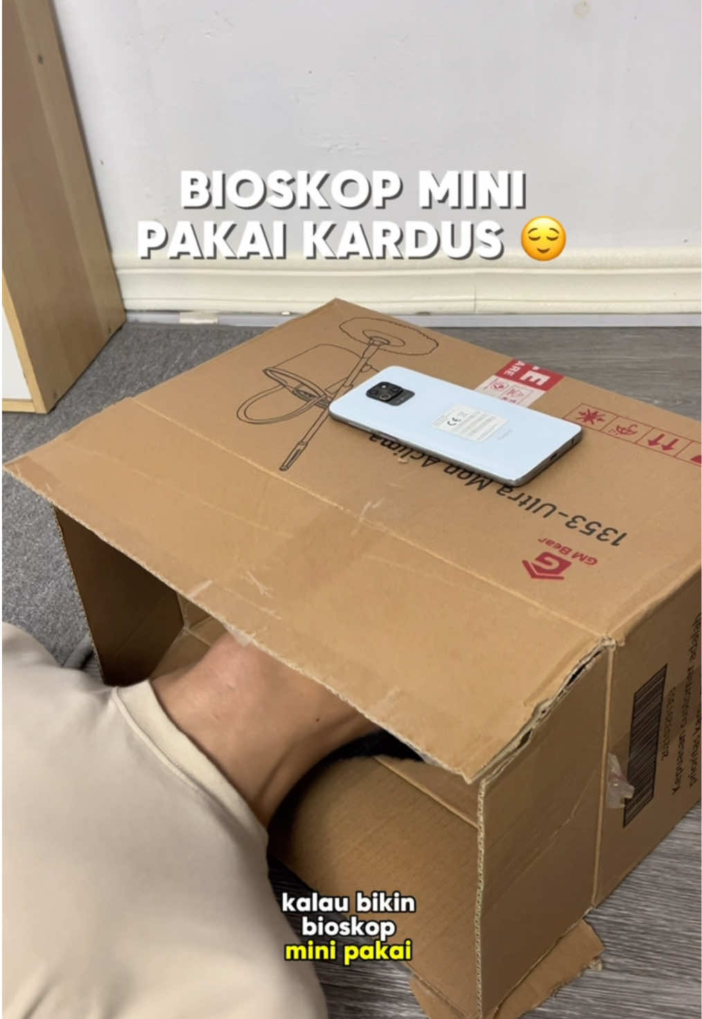 Bikin bioskop mini pakai kardus 😅, sekarang ga perlu lagi ya karena udah ada smart projector android smoon 300, harganya affordable banget, smart proyektor ini udah ada speakernya, proyektor android ini juga worth it untuk penggunaan dikamar, bikin bioskop mini dikamar lebih asik pakai proyektor android smoon 300 😍 #smartprojector #smartprojectorandroid #smartproyektor #proyektorandroid #bioskopdikamar #bioskopmini #bioskopdirumah #megaguncang1212 #promoguncang1212 #cuantanpabatas 