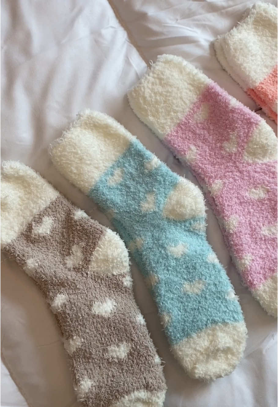 What a bargain.. the quality is amazing 💖 #socks #fluffysocks #cosy #cosysocks #thatgirl #cute #tiktokmademebuyit 