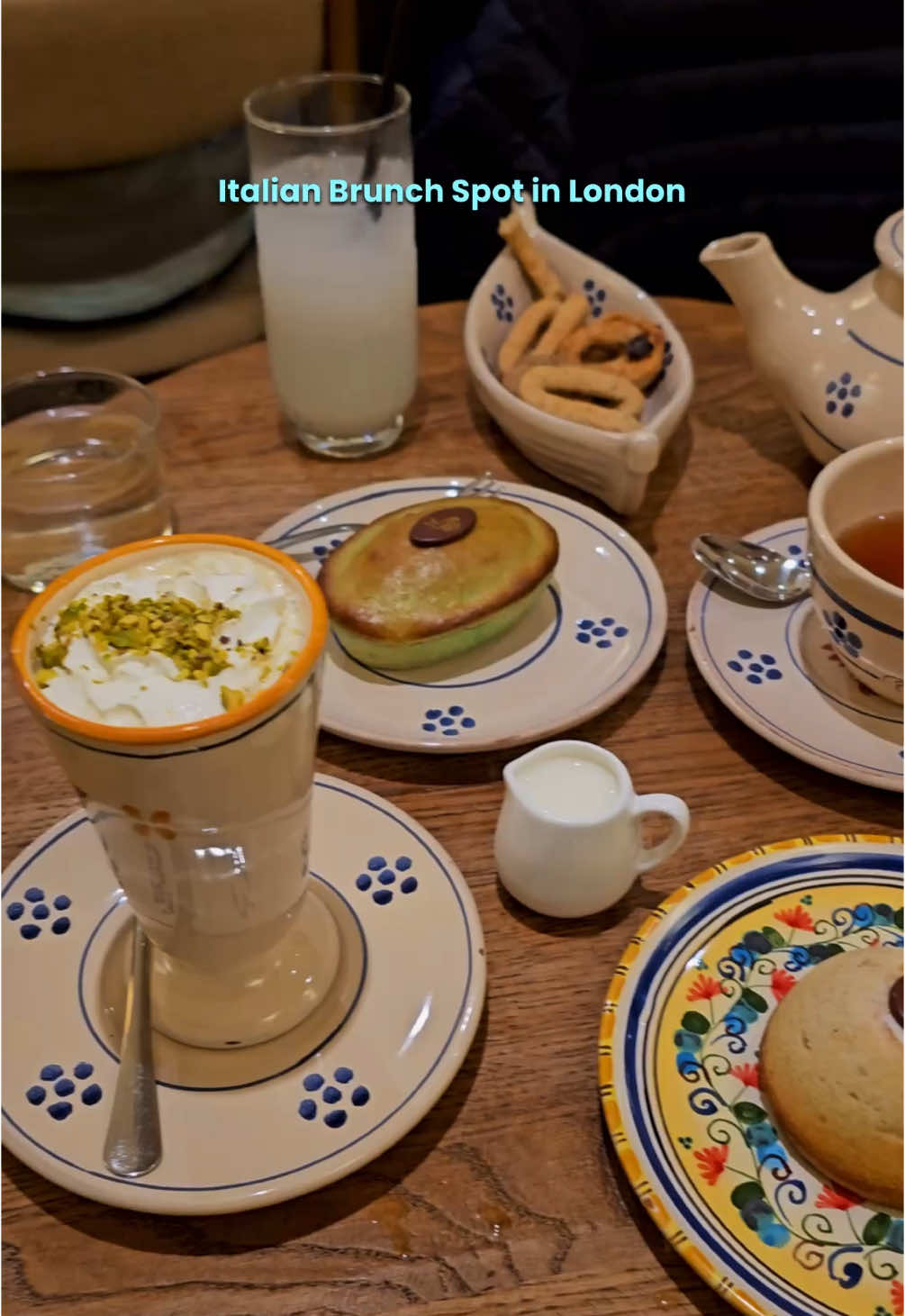 We have a weak spot for independent family-run restaurants, so we couldn’t ignore Capilungo, a cosy café in Covent Garden 🍽️ serving sweet and savoury dishes using authentic recipes straight from Puglia, Italy. Their newly introduced brunch combined with traditional Italian pasticciotto — dense, crumbly almond pastry cases filled with vanilla and pistachio custards, is simply delicious 😋✨🇮🇹 📍 76 Long Acre, London WC2E 9LB #London #Brunch #Italy #Foodie #CoventGarden @Capilungolondon @Covent Garden 