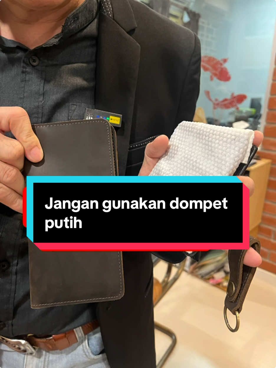 Jangan guna dompet putih. Duit tak singgah. Warna coklat ibarat tanah subur. #fyp #extremeleatherco #dompetkulitasli #energywallet #leatherwallet #dompetpanjang #dompetpanjangwanita #dompetpanjangpria #longwallet #leatherlongwallet #dompetmurah